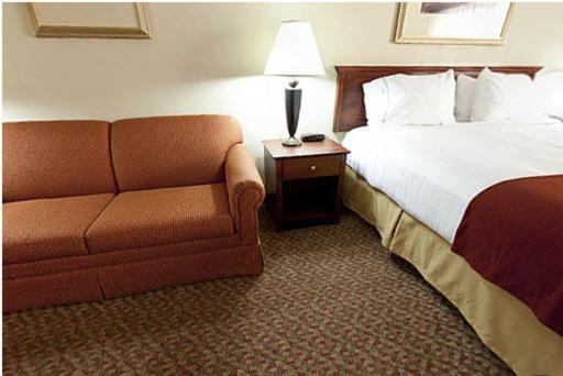 Queen Room with Two Queen Beds - Mobility Access Tub/Non-Smoking - Photo 6