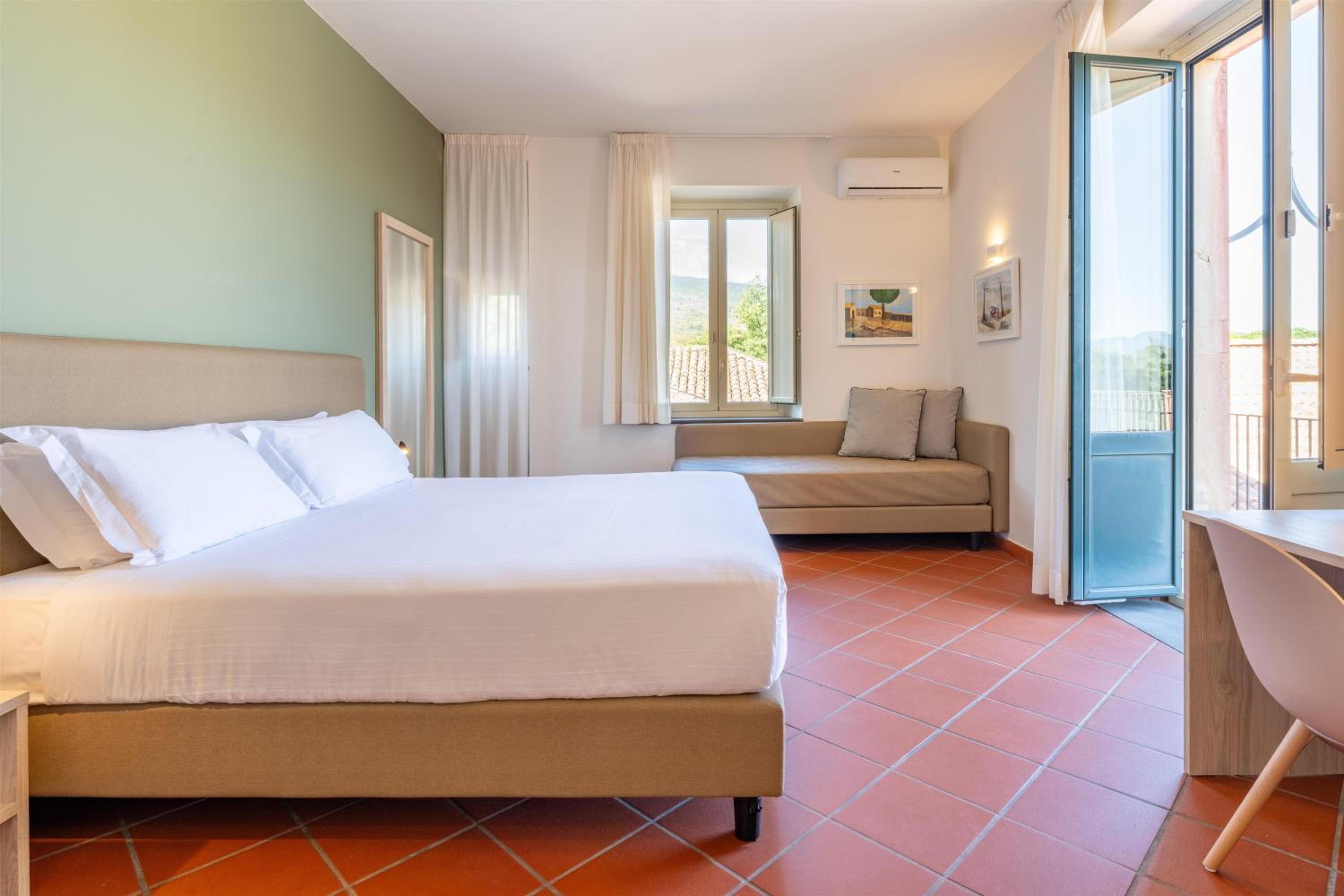 Twin Room with Balcony - Club House thumbnail 5