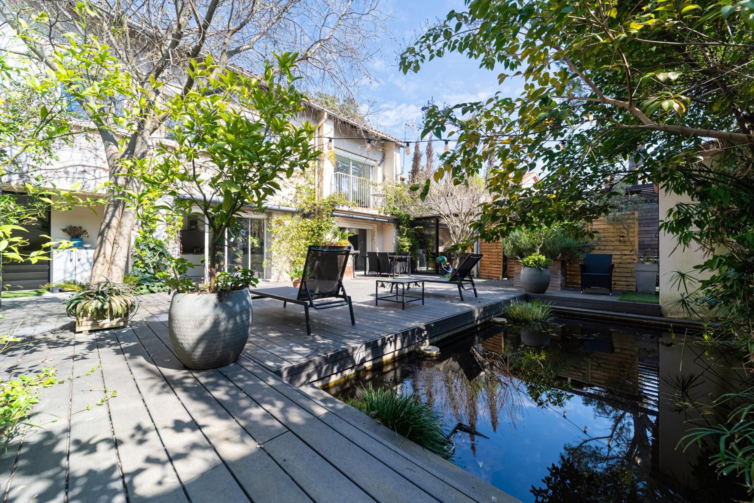 Four-Bedroom Apartment with Pool View