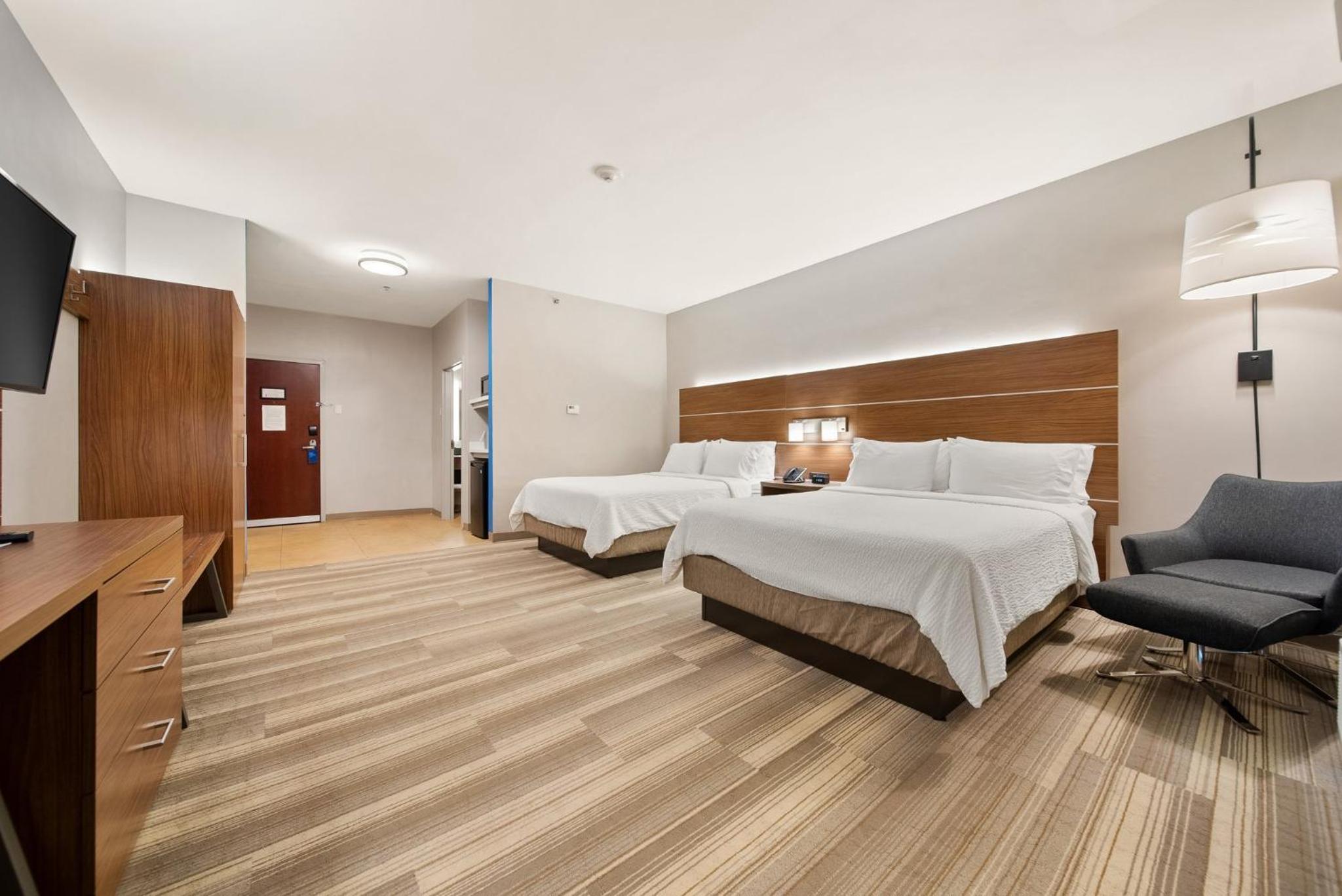 Standard Queen Room with Two Queen Beds and Extra Floor Space - Photo 2