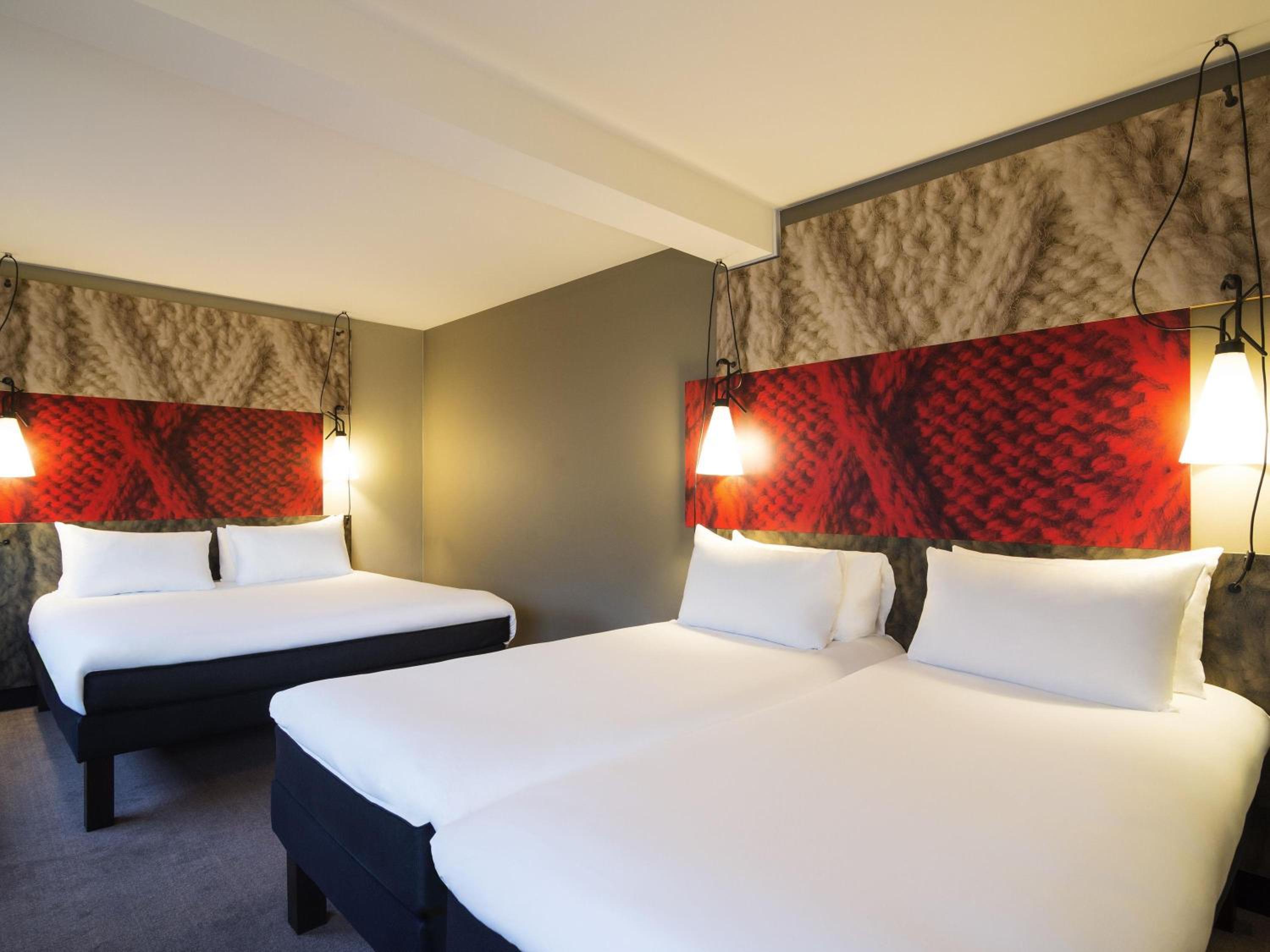 Superior Room with One Double Bed and Two Single Beds photo 3