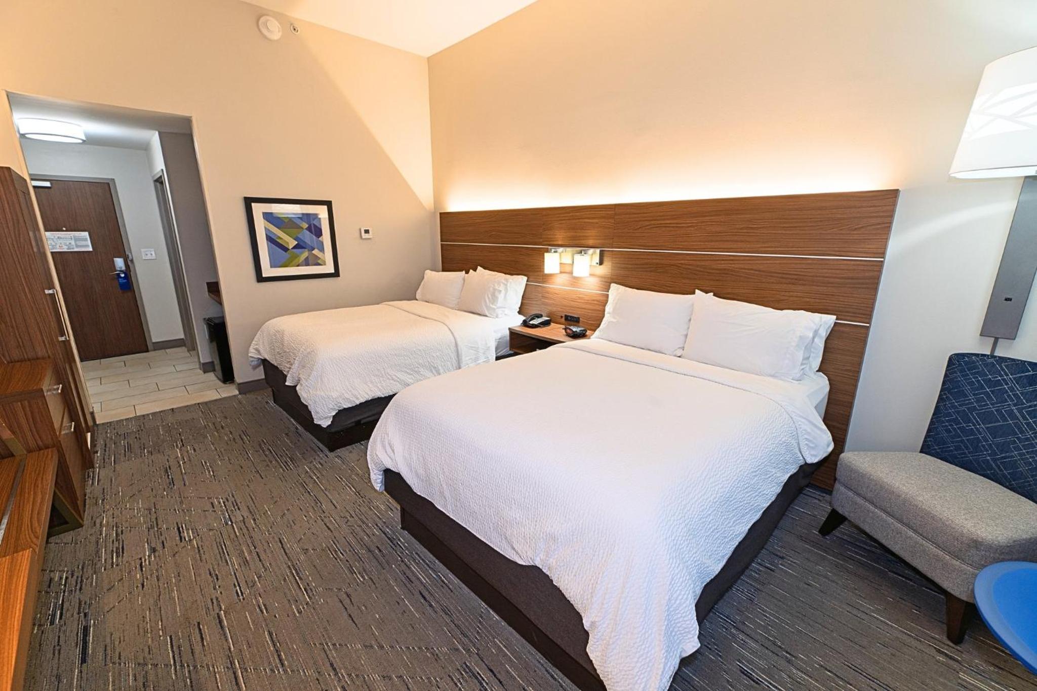 Queen room with 2 Queen beds – Hearing Accessible