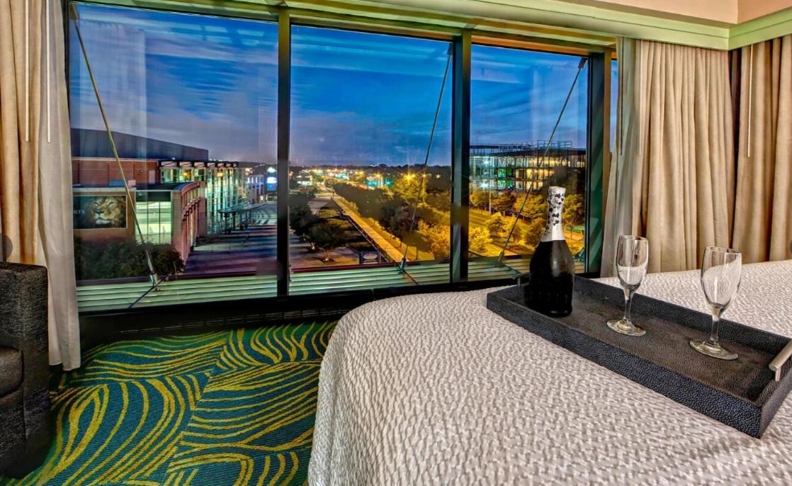 One-Bedroom King Suite with Campus View, Specialty Bathtub and Sofa Bed photo 2