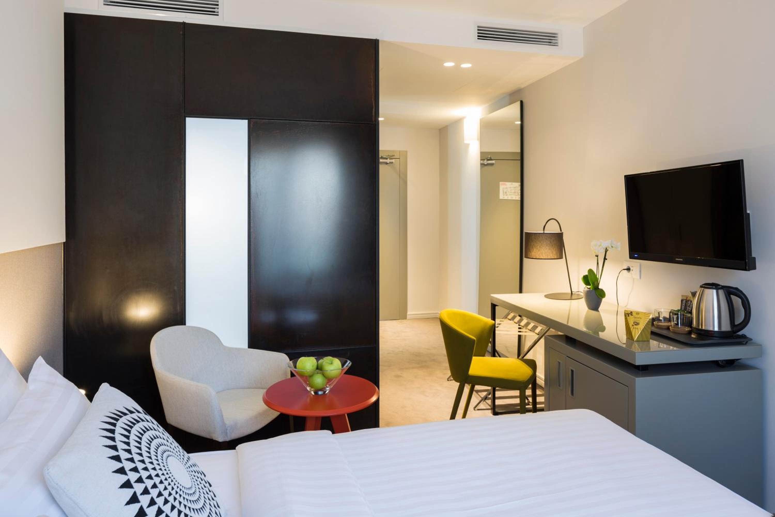 Standard Double Room thumbnail 6
