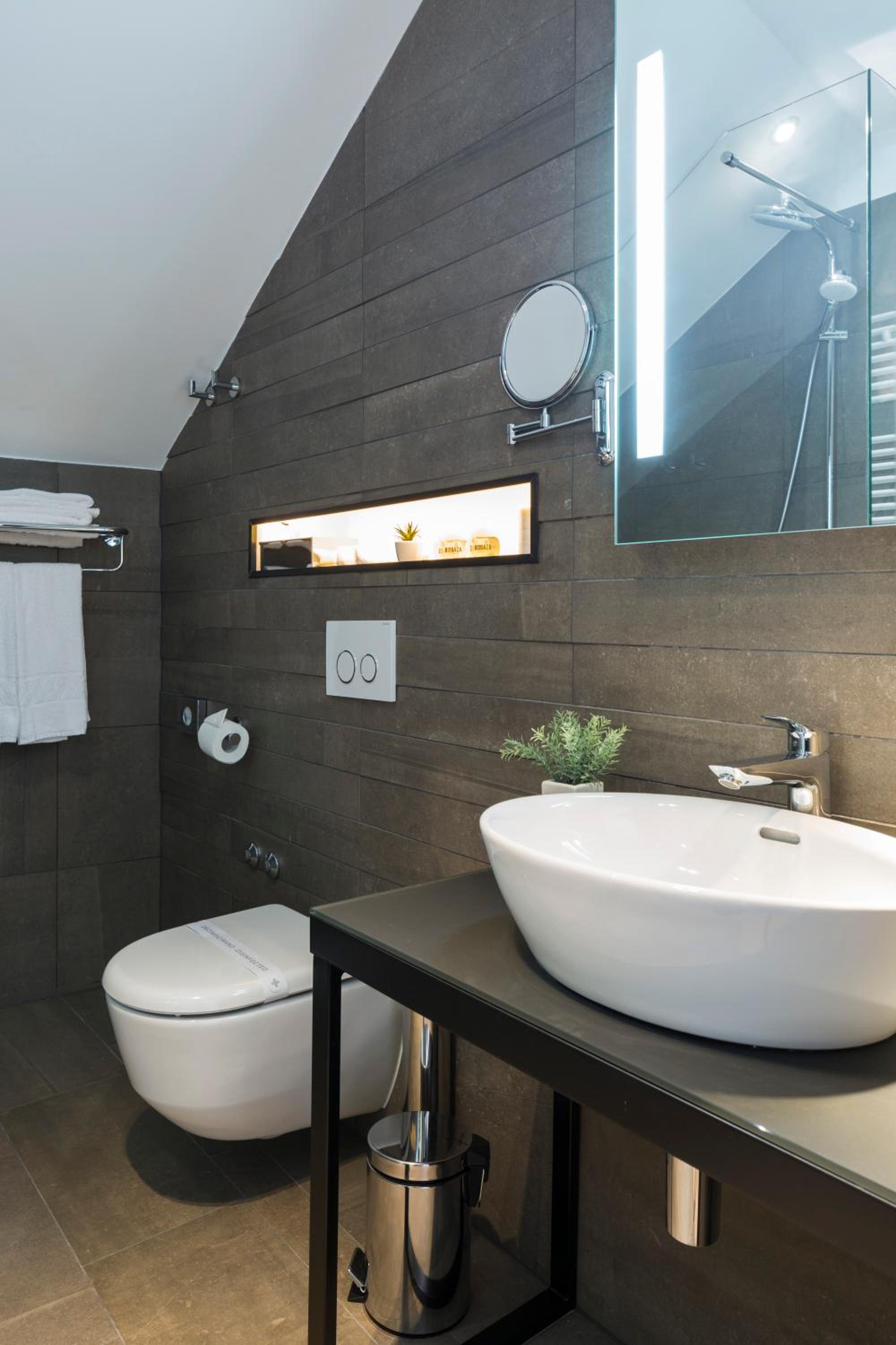 Deluxe Double Room with Balcony thumbnail 5