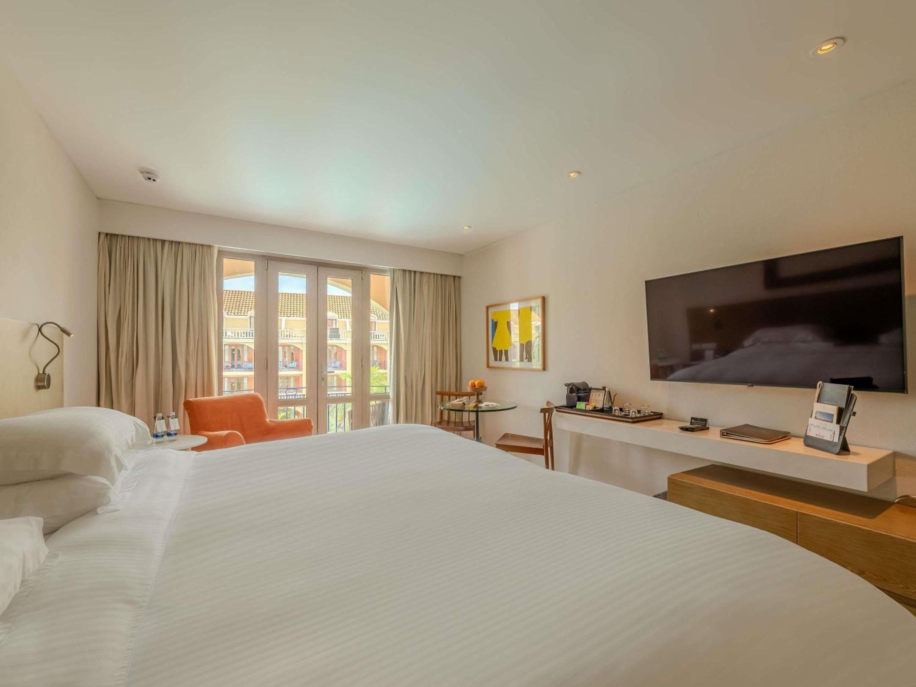 Superior King Room with Balcony and Pool View