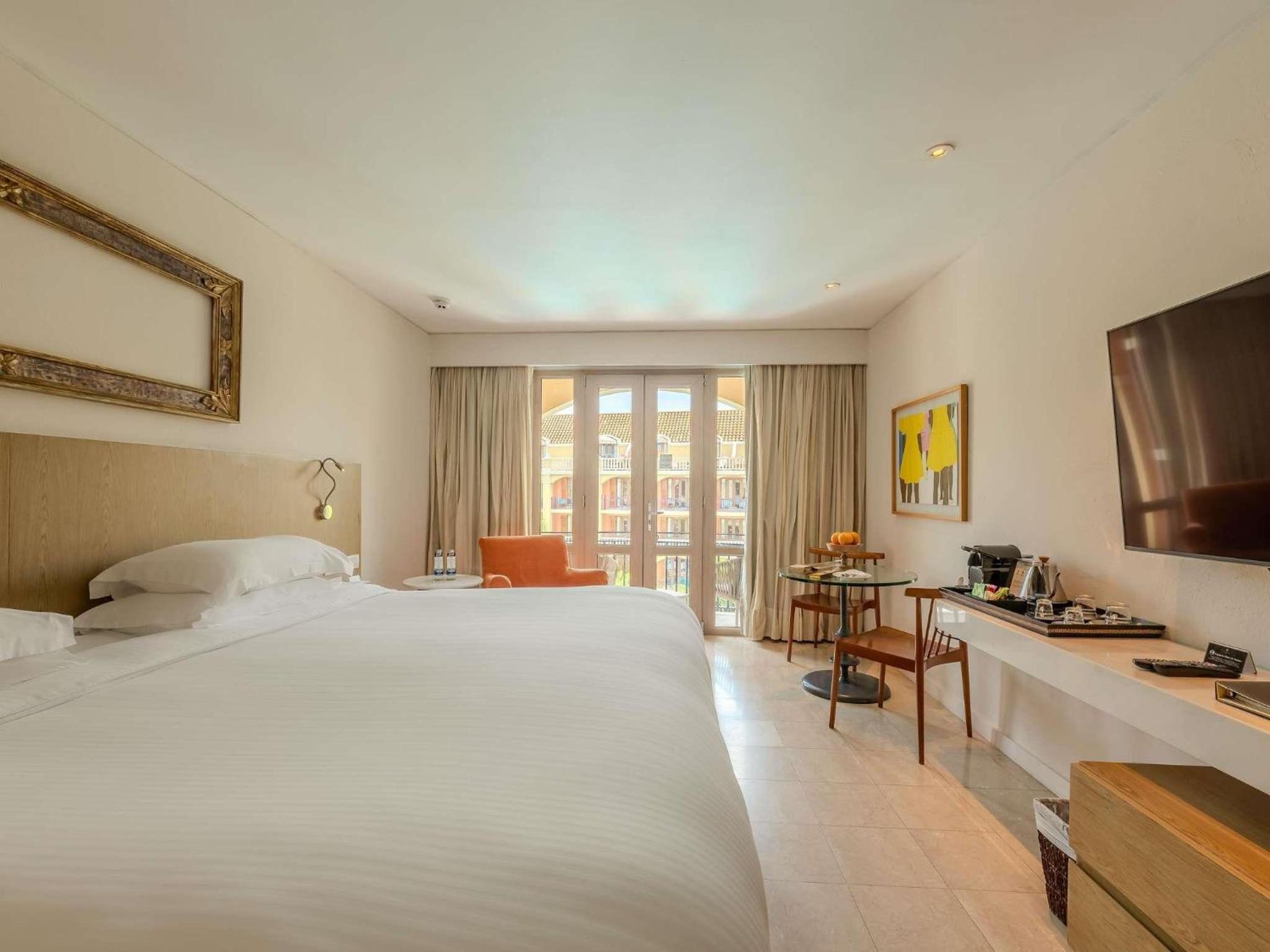 Superior King Room with Balcony and Pool View photo 2