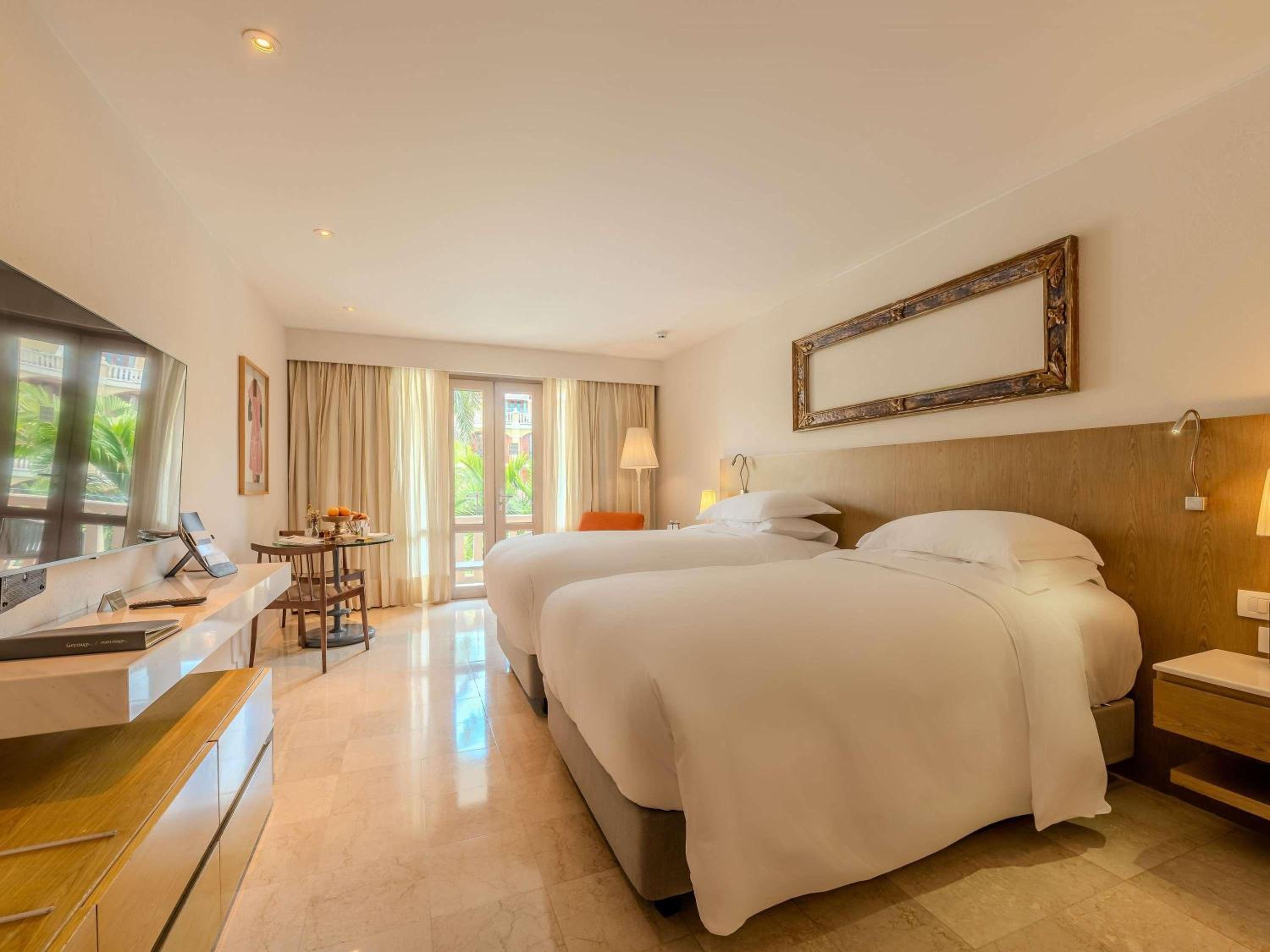 Superior Room with Balcony and Pool View - Photo 2