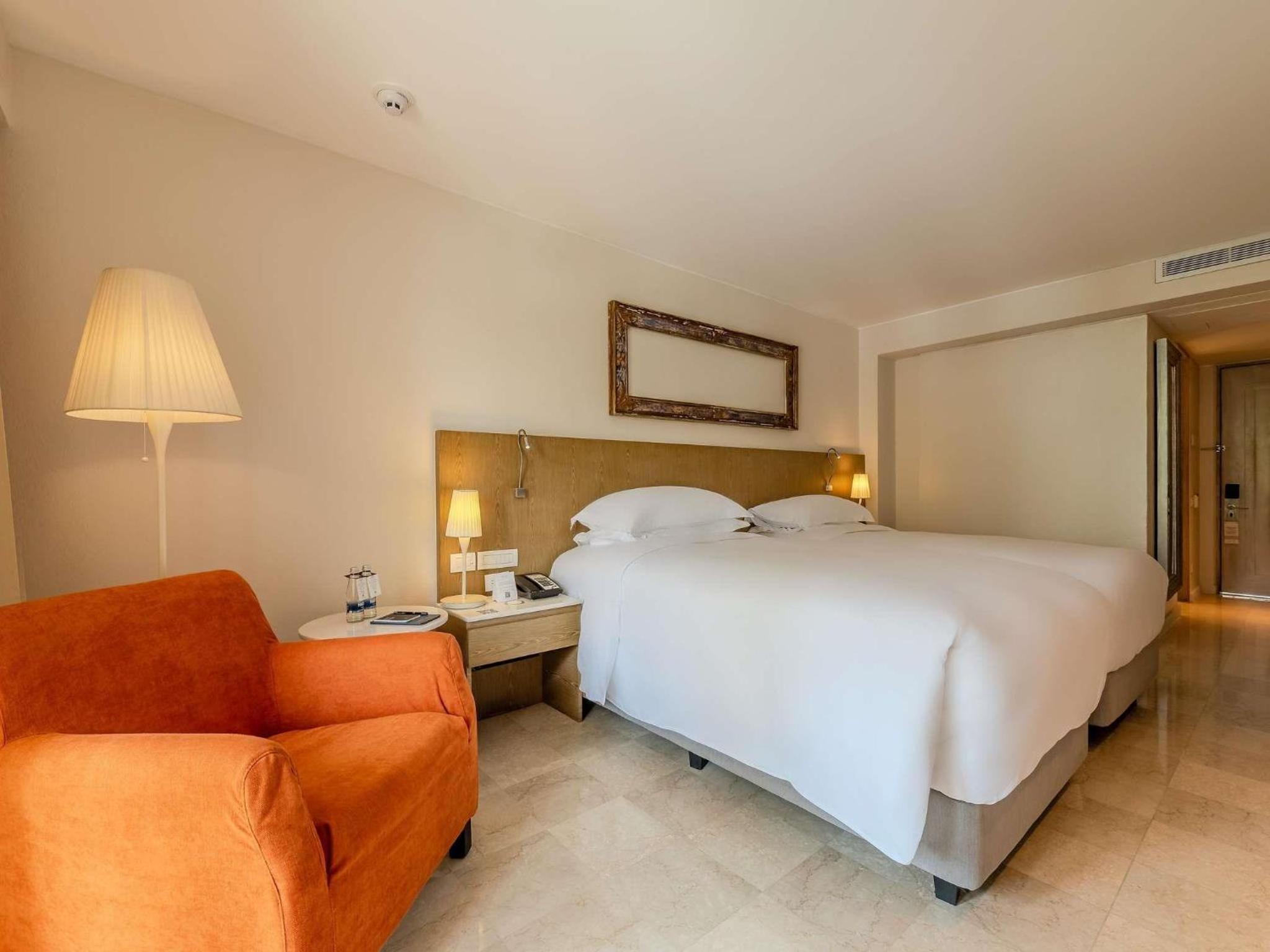 Superior Room with Balcony and Pool View - Photo 1