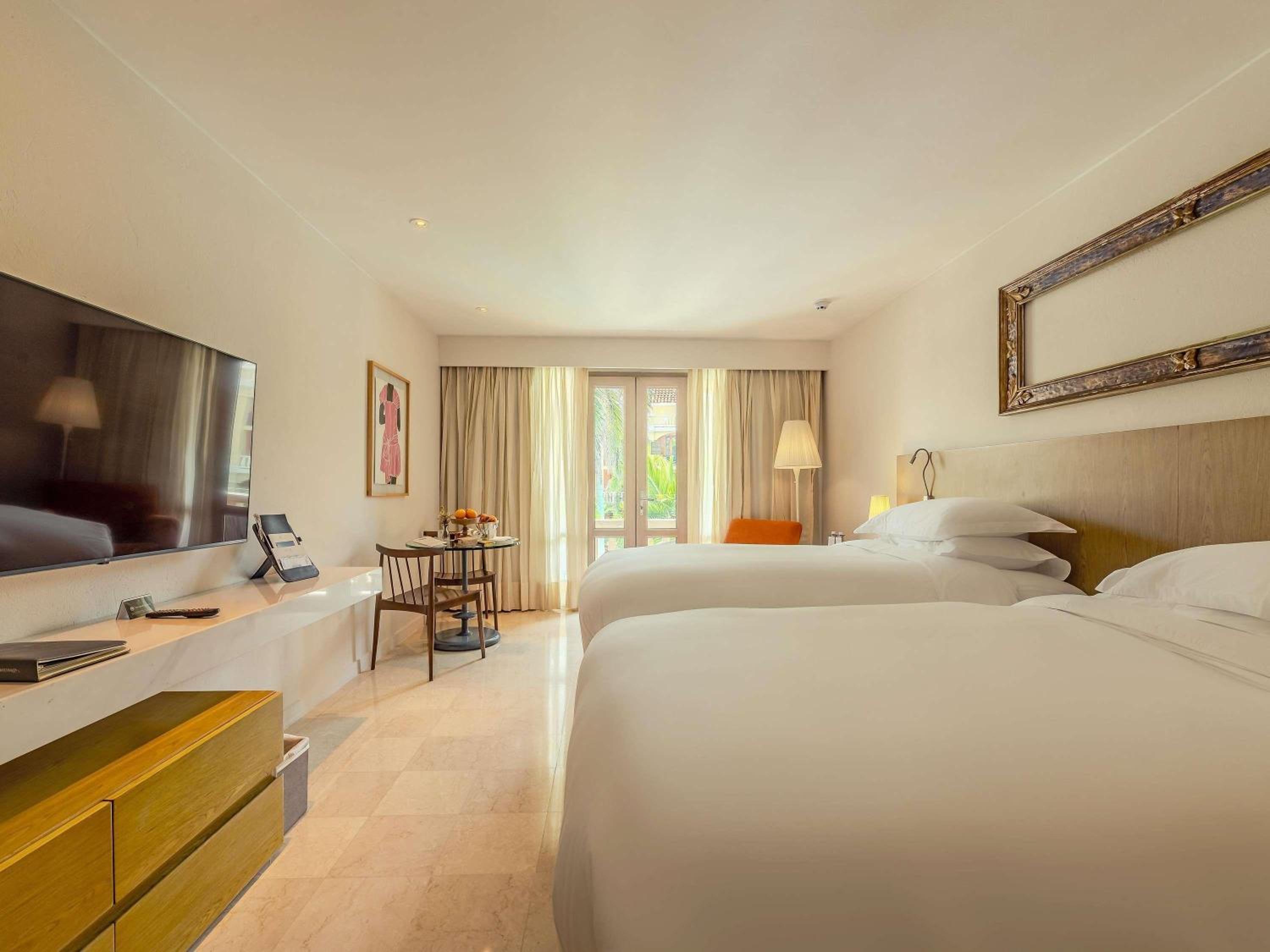 Superior Room with Balcony and Pool View - Photo 3