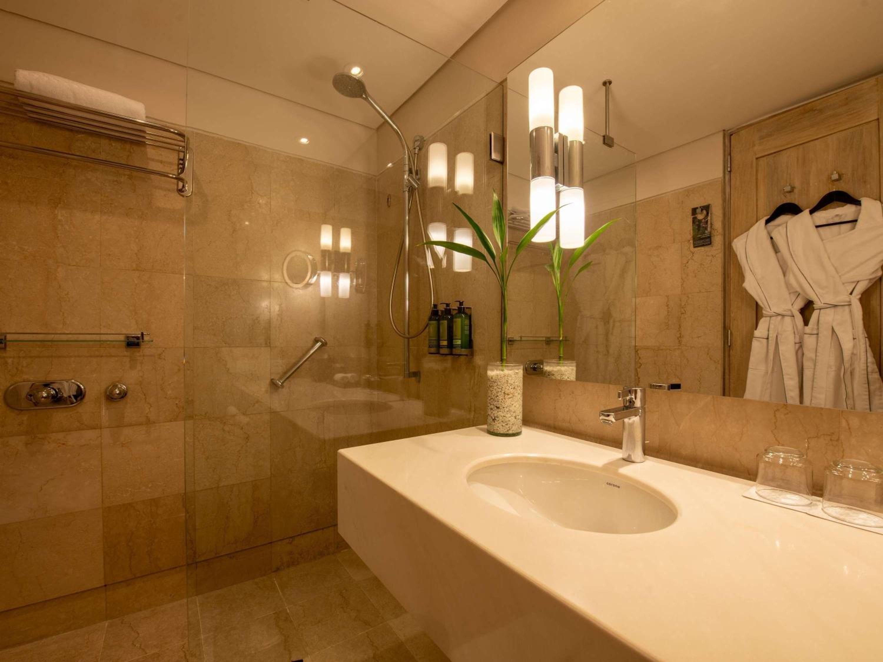 Superior Room with Balcony and Pool View - Photo 5