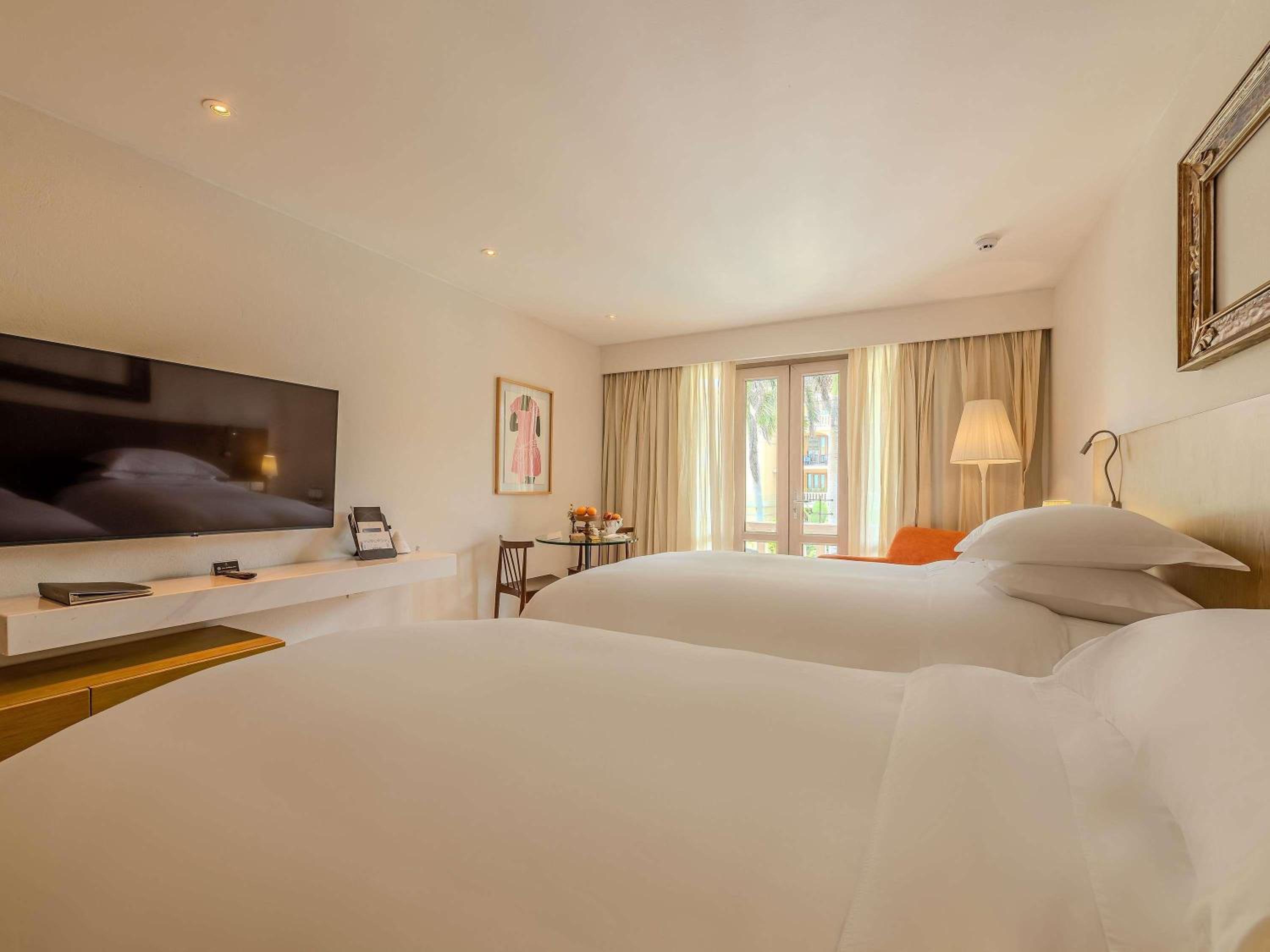 Superior Room with Balcony and Pool View - Photo 6