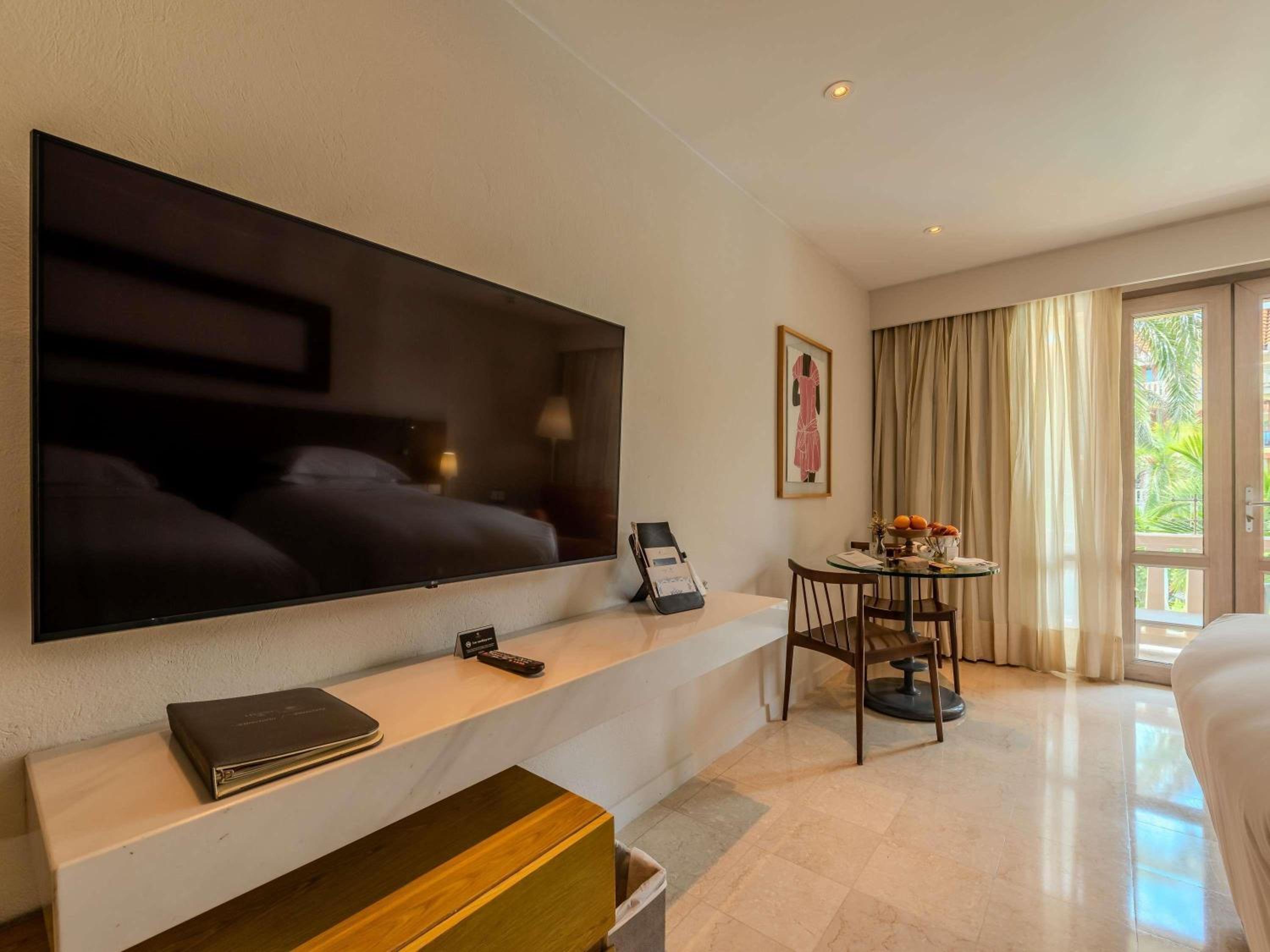 Superior Room with Balcony and Pool View - Photo 7