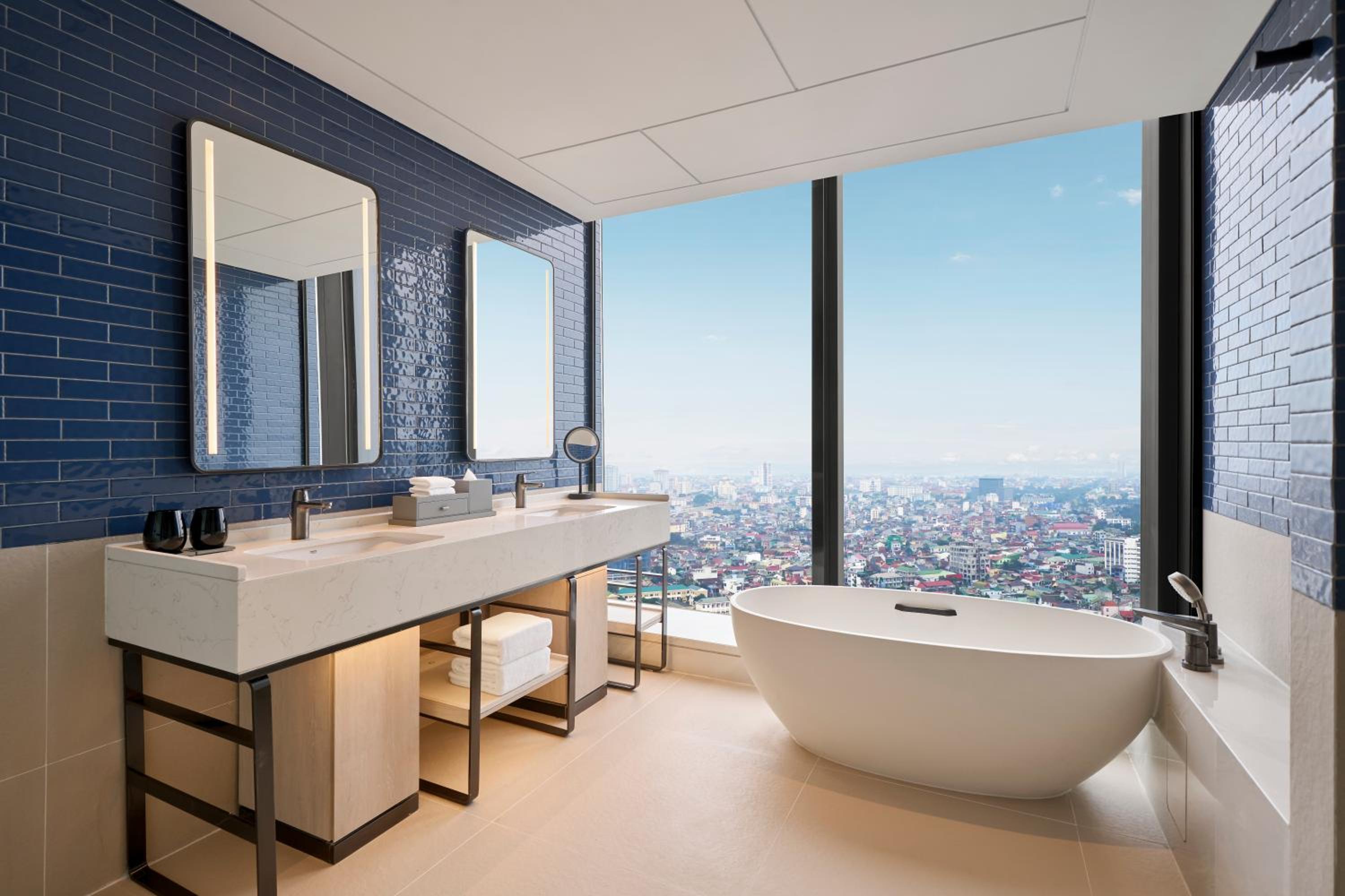 One-Bedroom Deluxe King Suite with Sofa Bed and City View