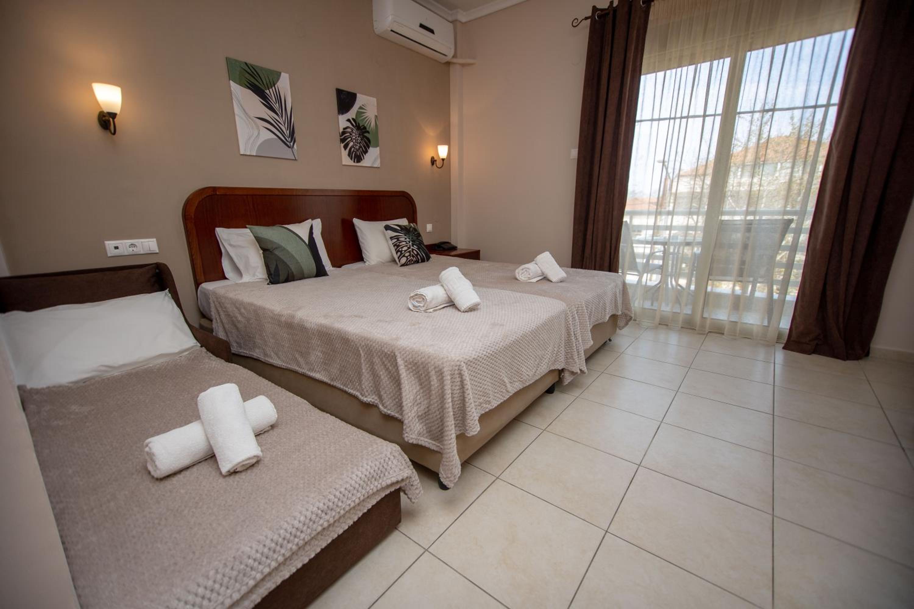 Deluxe Room (2 Adults + 1 Child) photo 1