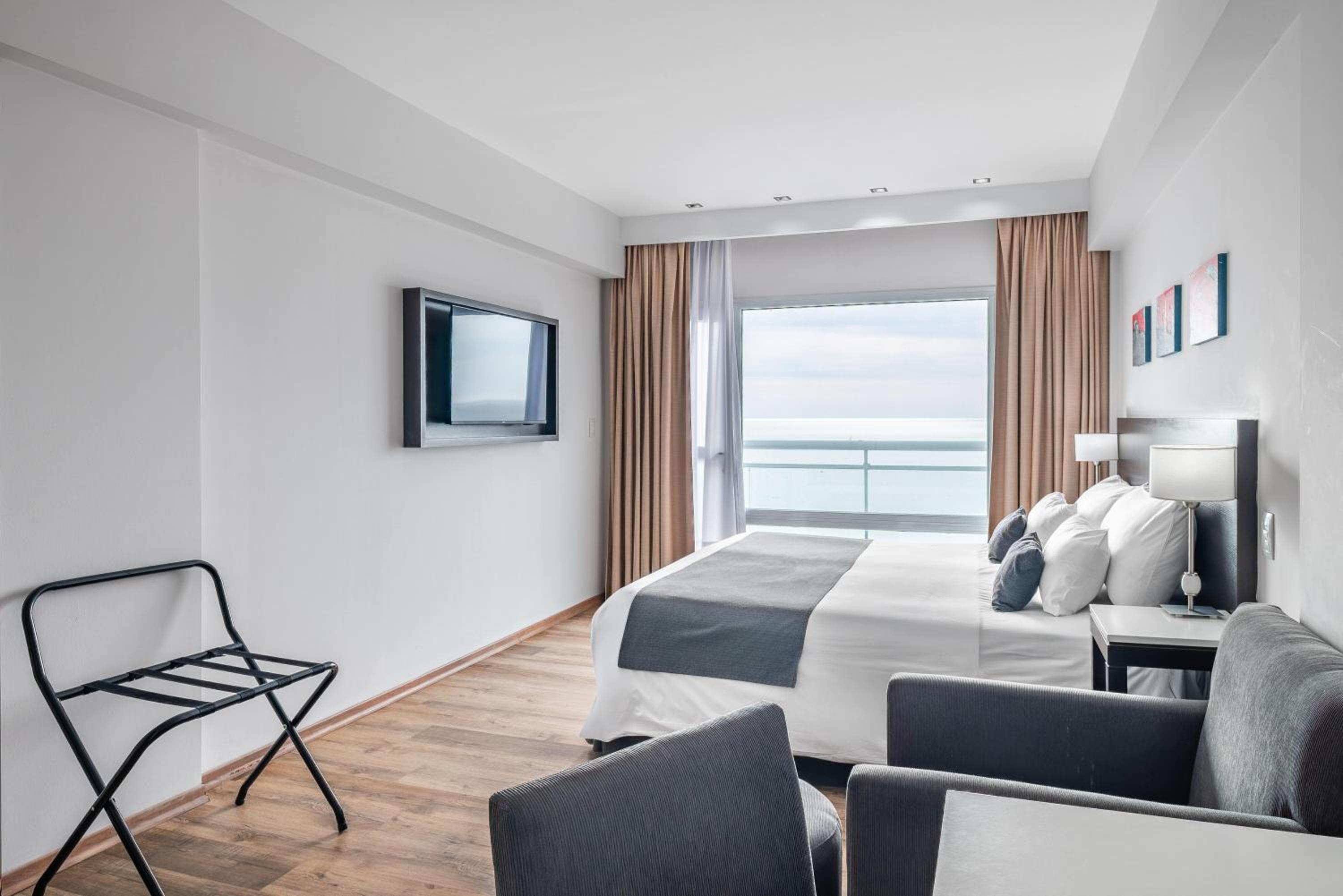 Queen or Twin Room with Balcony and Ocean View - Non-Smoking