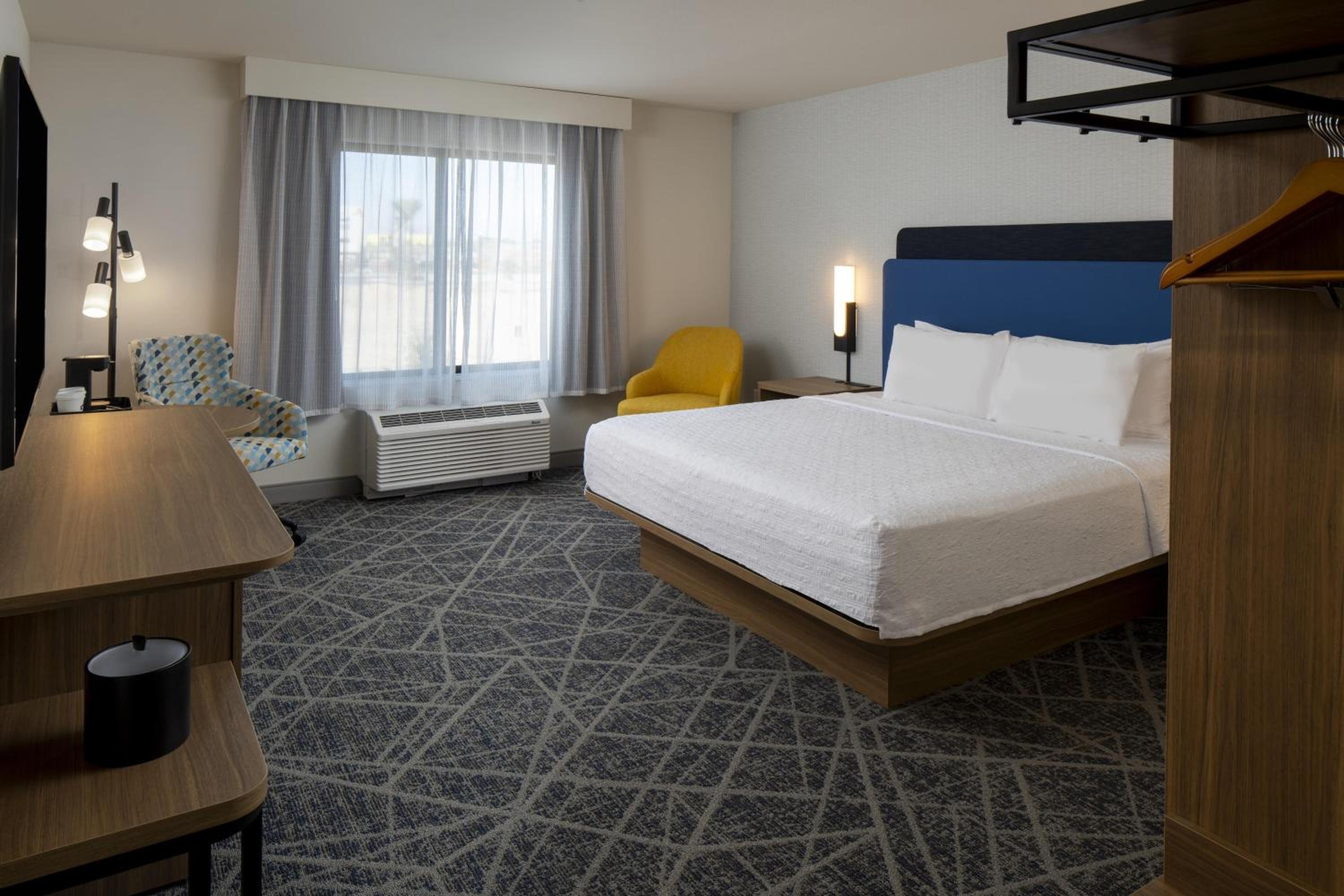 King Room with Bath Tub - Mobility Access