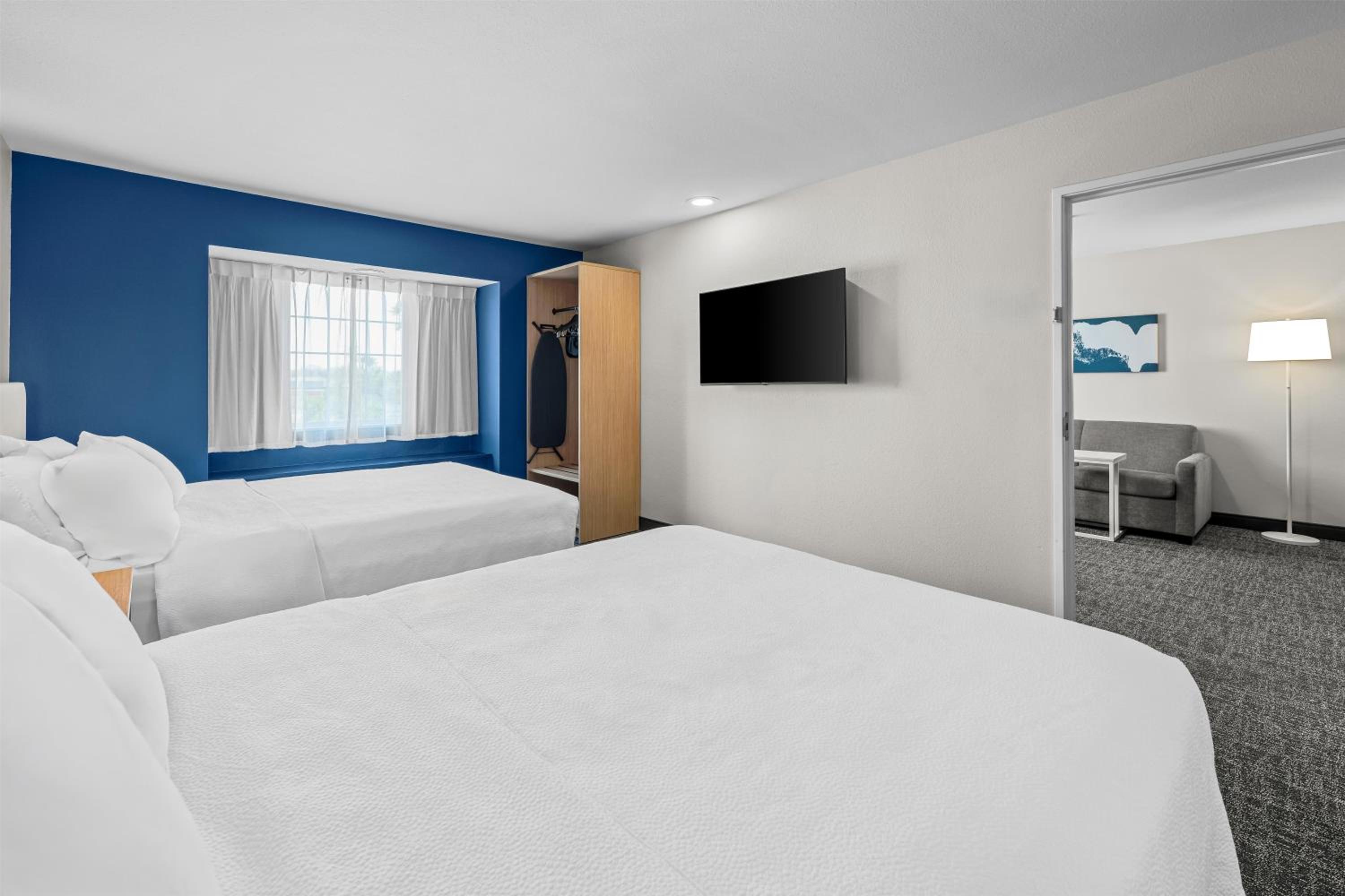 Queen Suite with Two Queen Beds - Photo 6