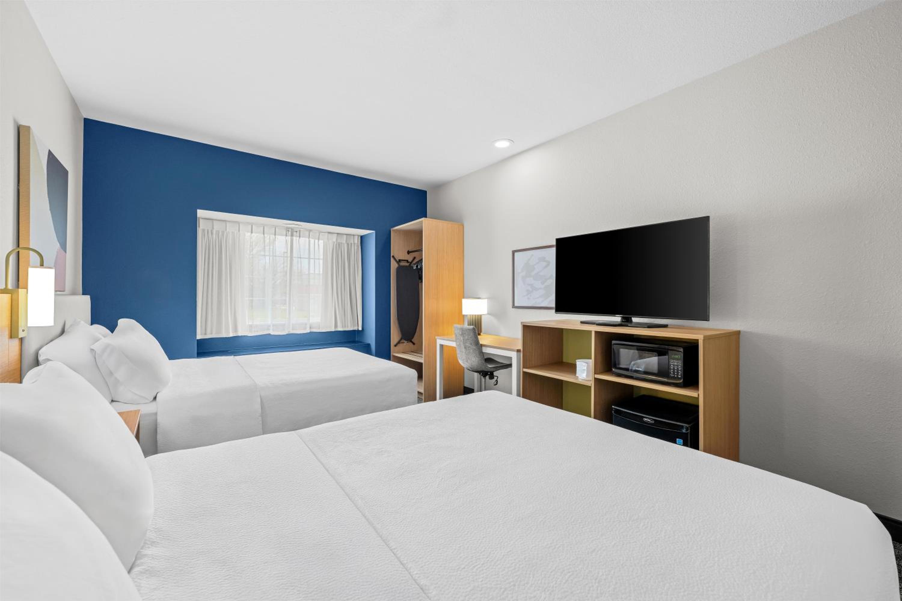 Queen Room with Two Queen Beds - Photo 3