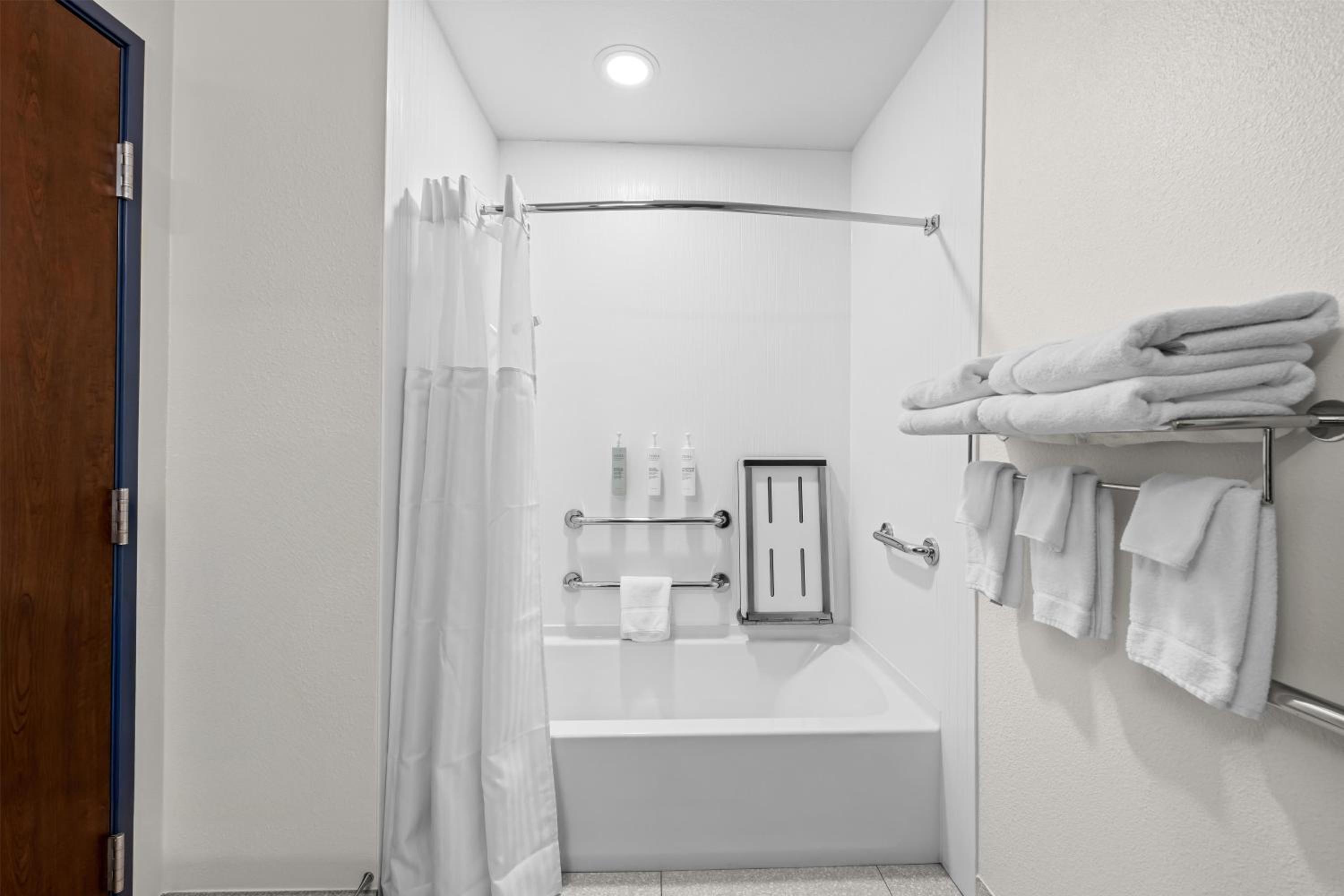 Queen Room with Two Queen Beds and Accessible Tub - Mobility and Hearing Access - Photo 2
