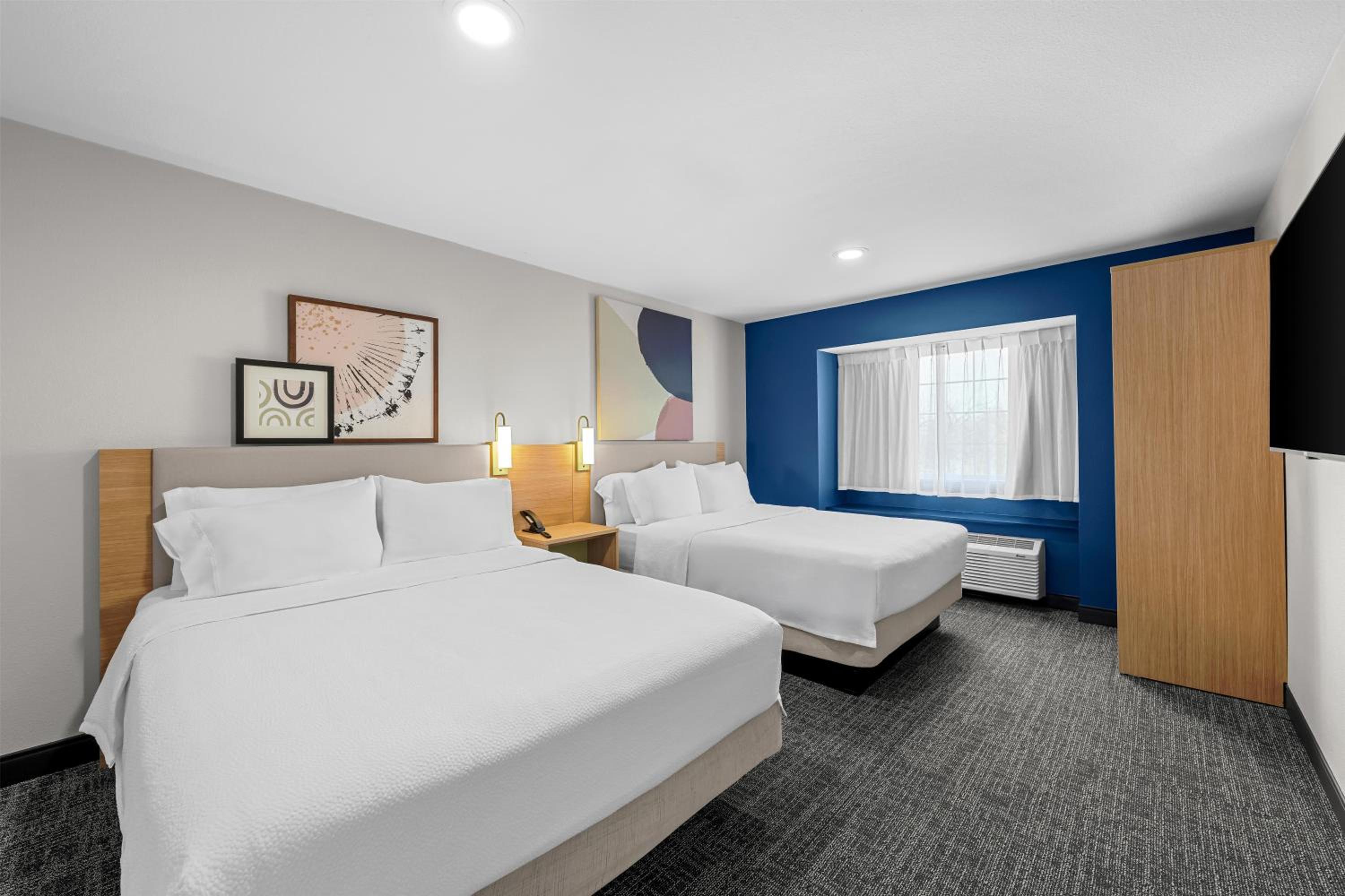 Queen Suite with Two Queen Beds - Photo 7