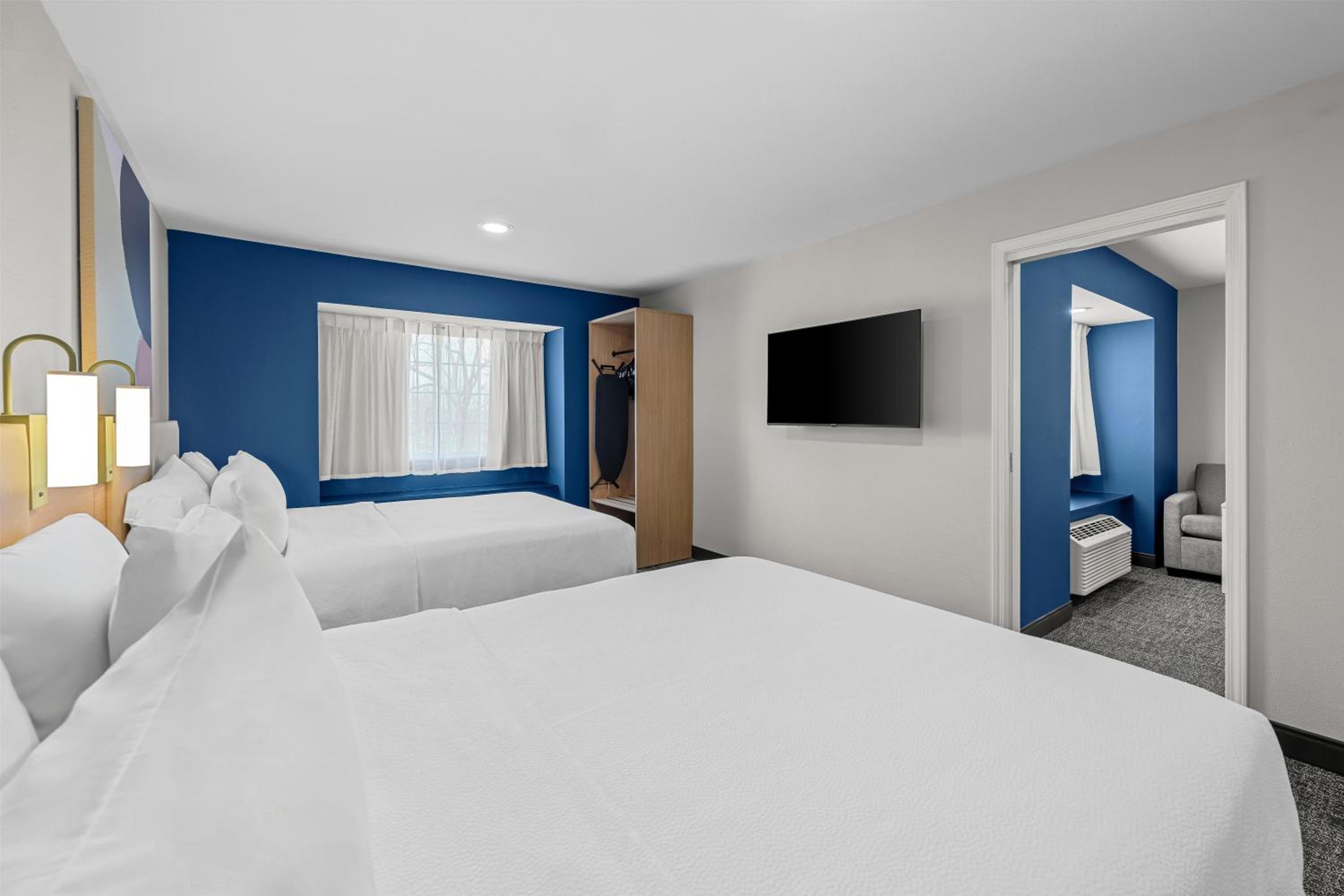 Queen Suite with Two Queen Beds - Photo 8