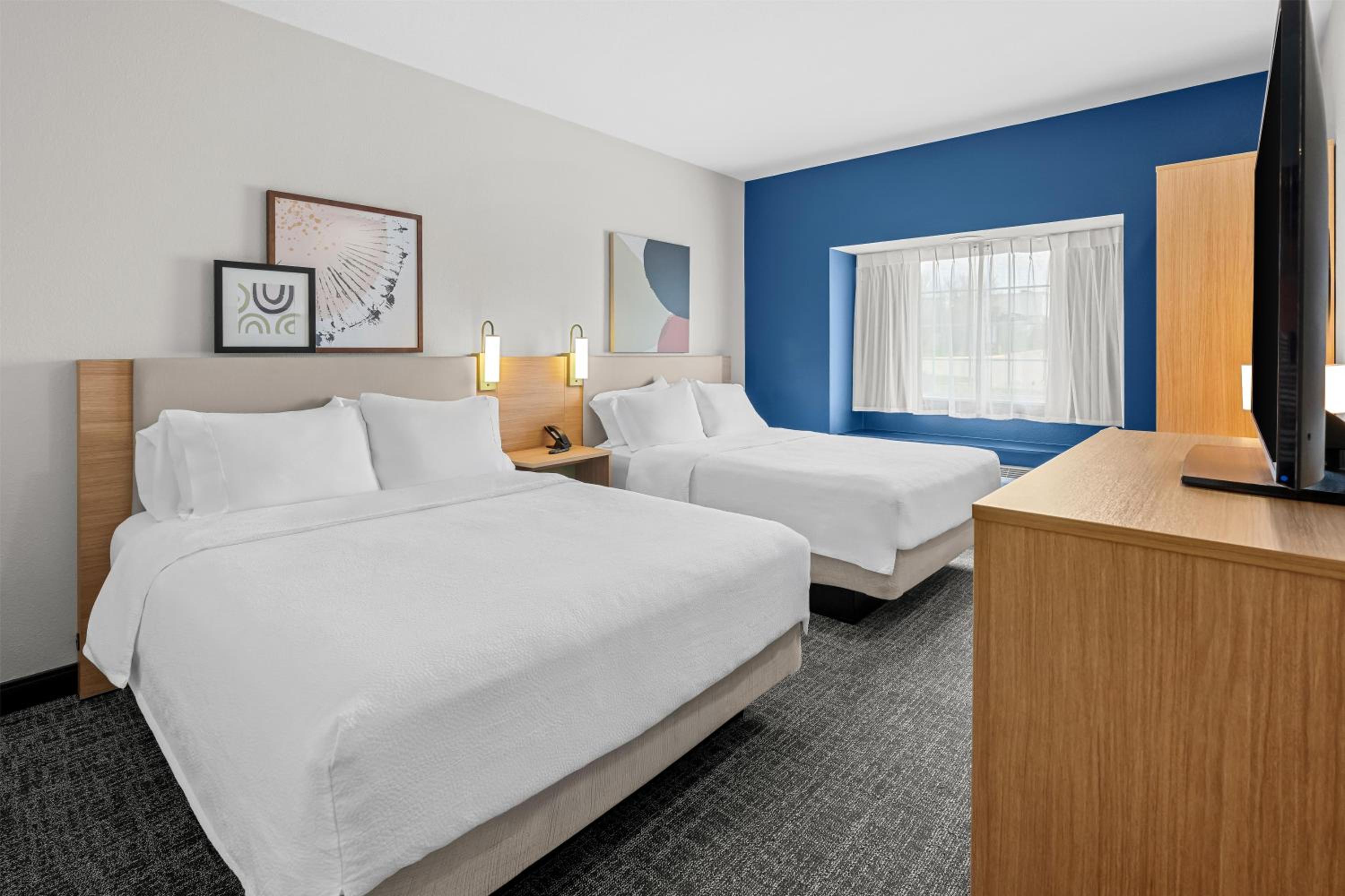 Queen Room with Two Queen Beds - Photo 4