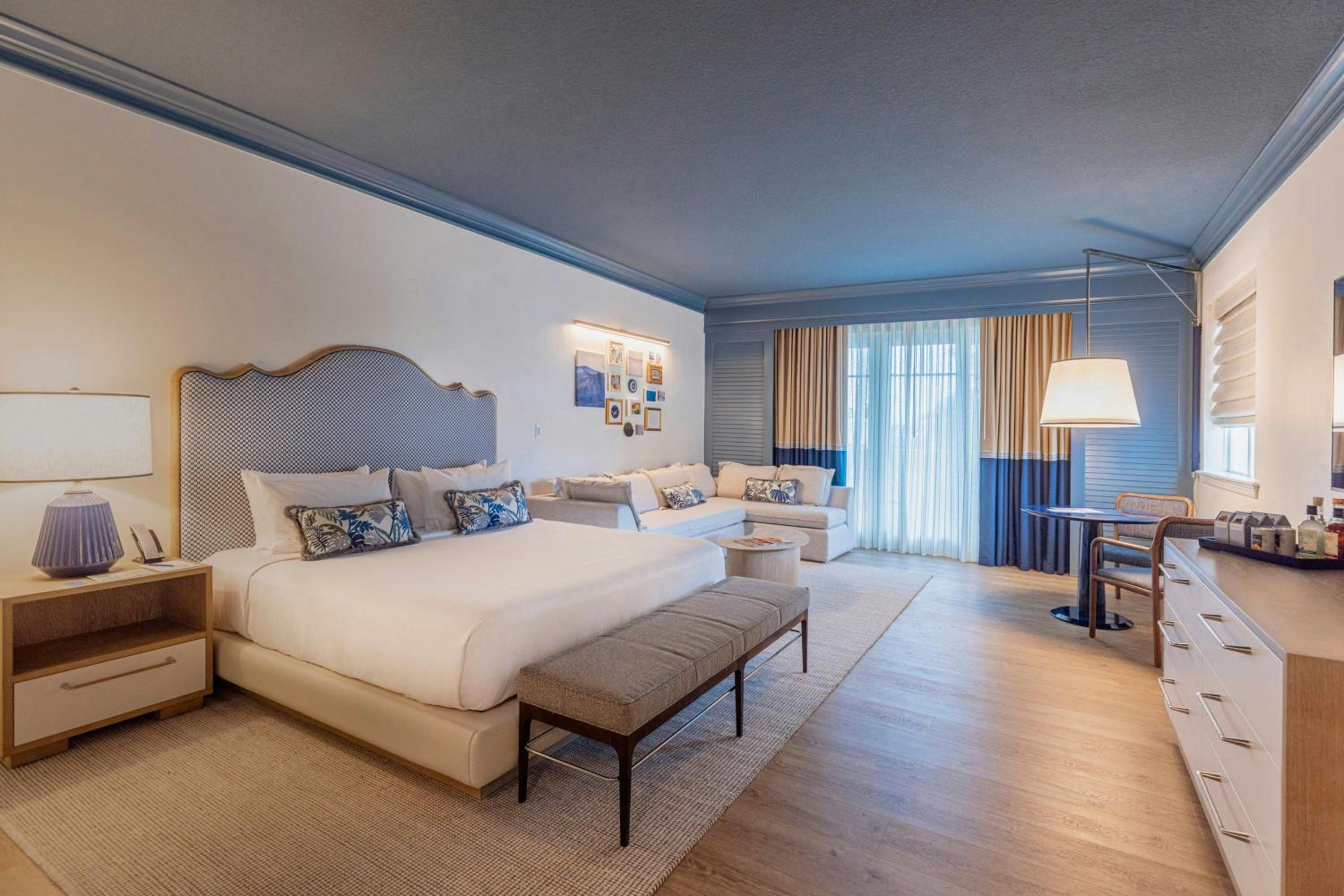 Deluxe King Room with Sofa Bed and City View - Mobility and Hearing Accessible with Tub