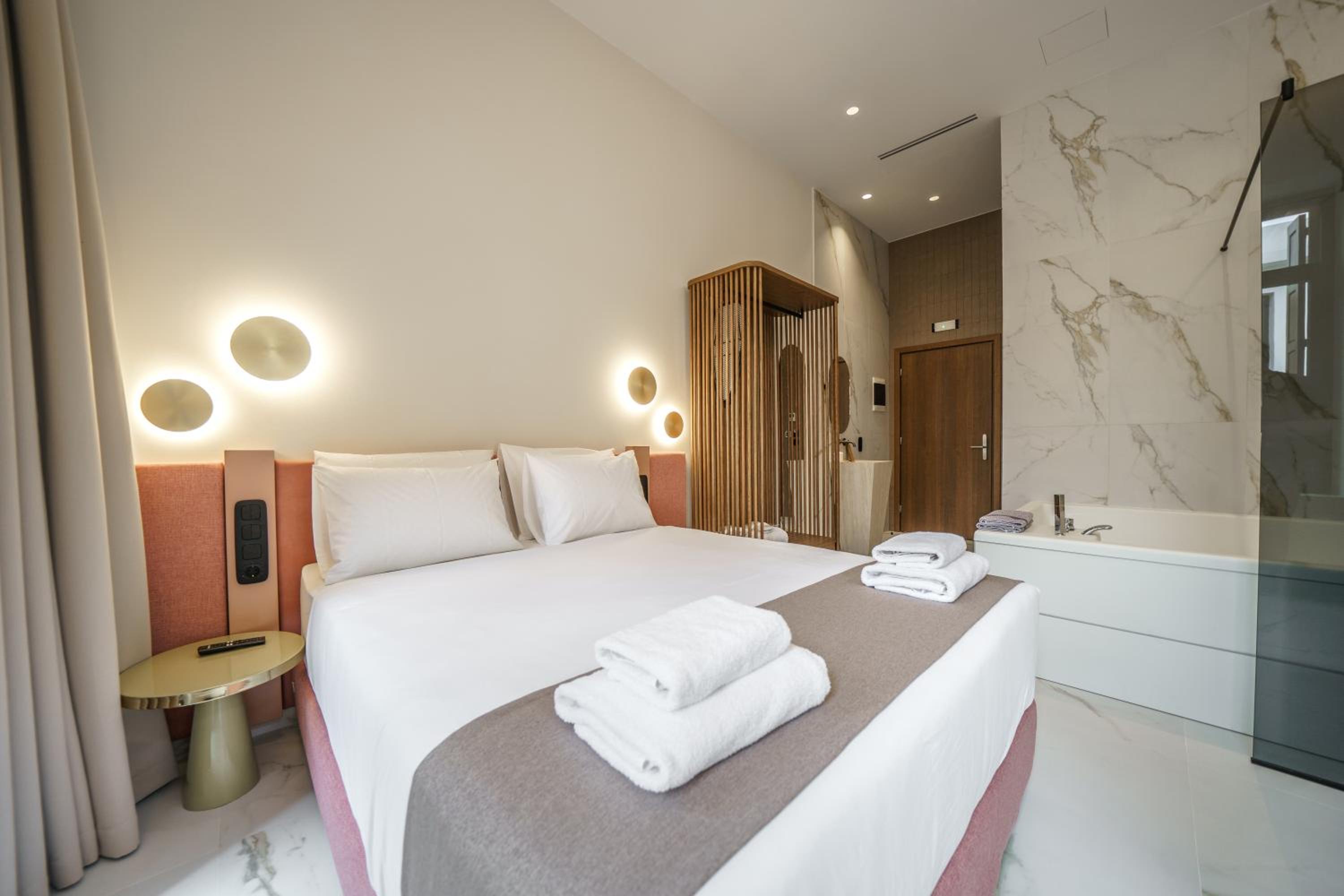 Queen Suite with Spa Bath