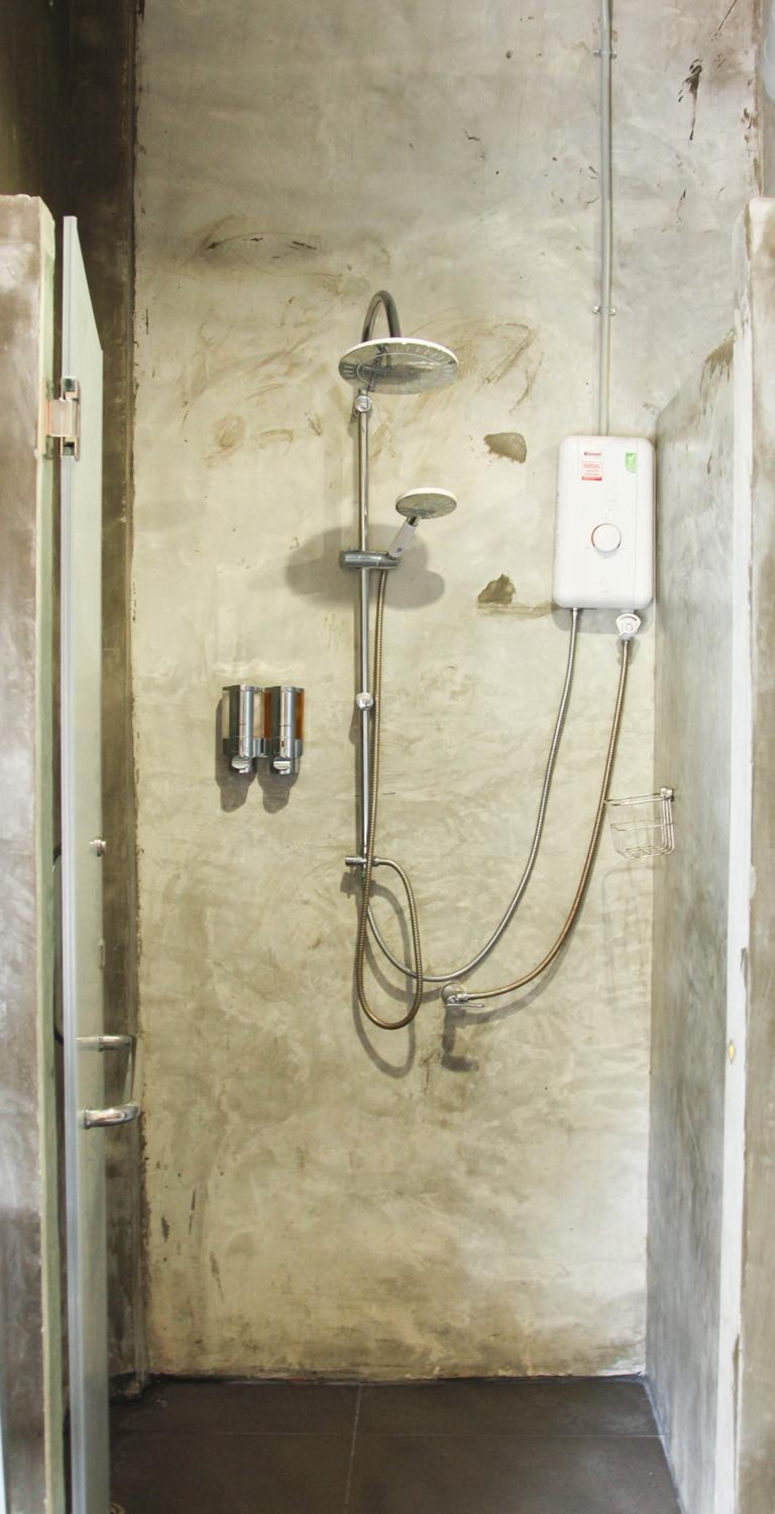 Queen Room with Shared Bathroom photo 2