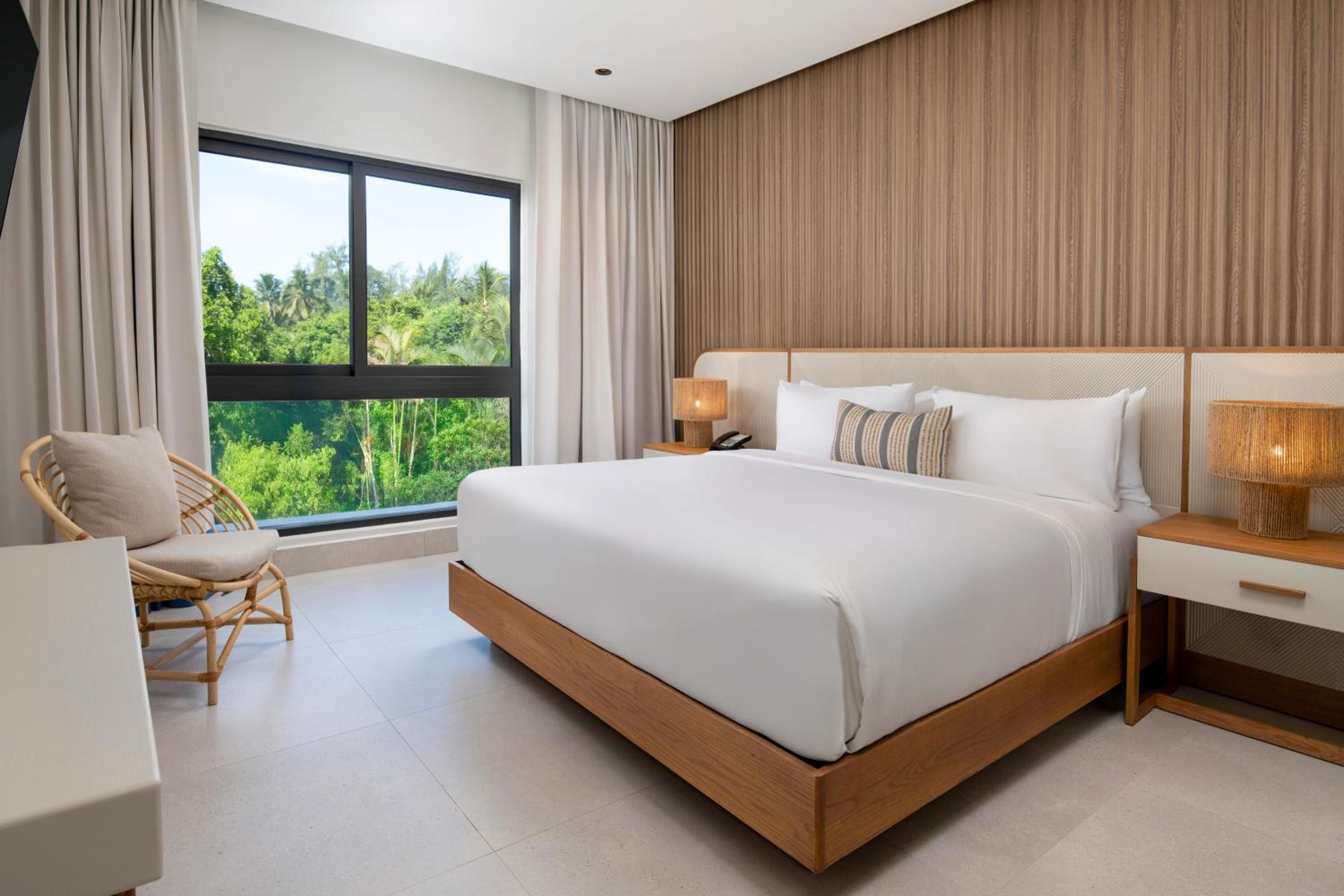 Deluxe Queen Room with Balcony photo 1