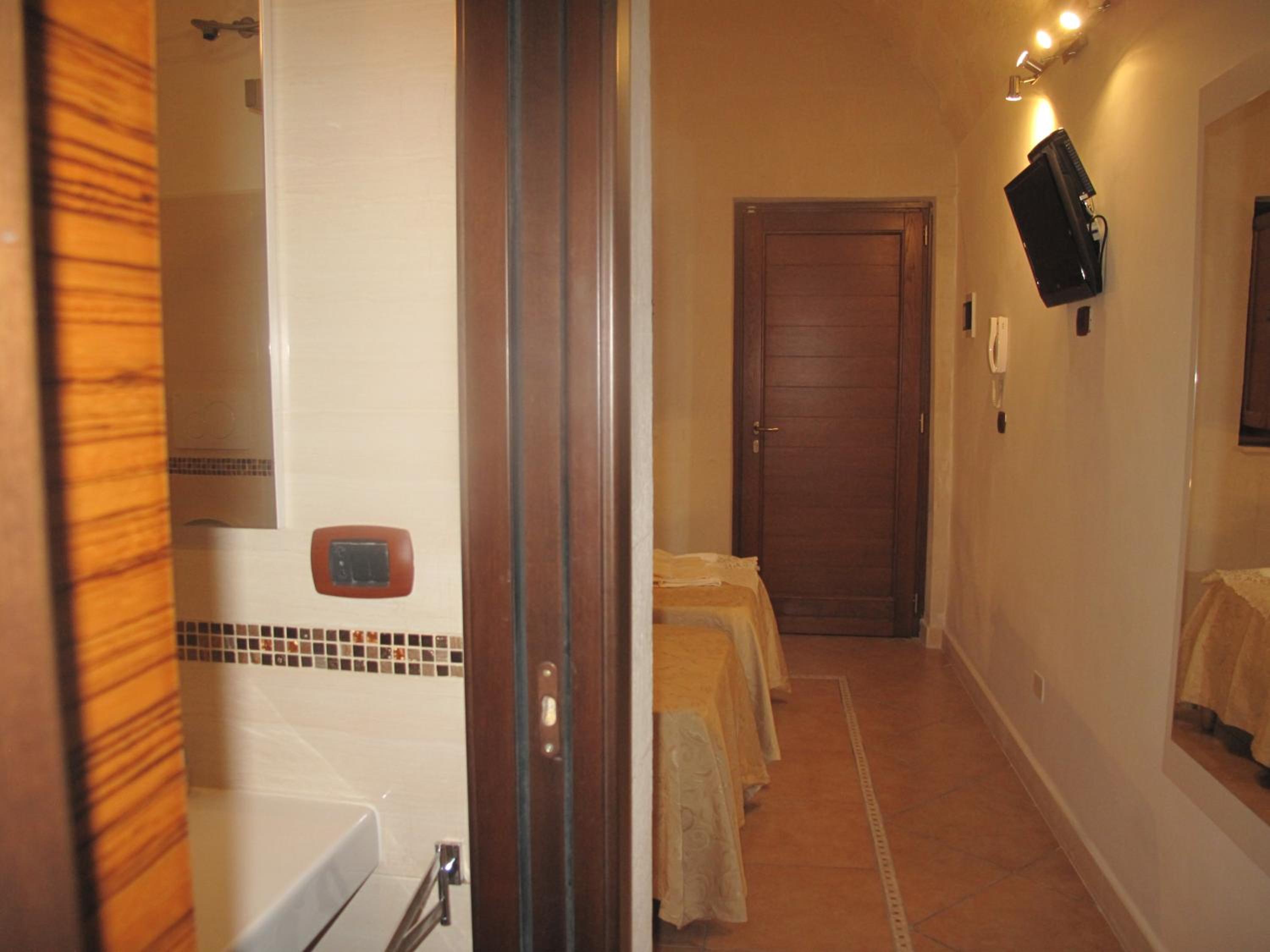 Deluxe Double or Twin Room - Photo 5