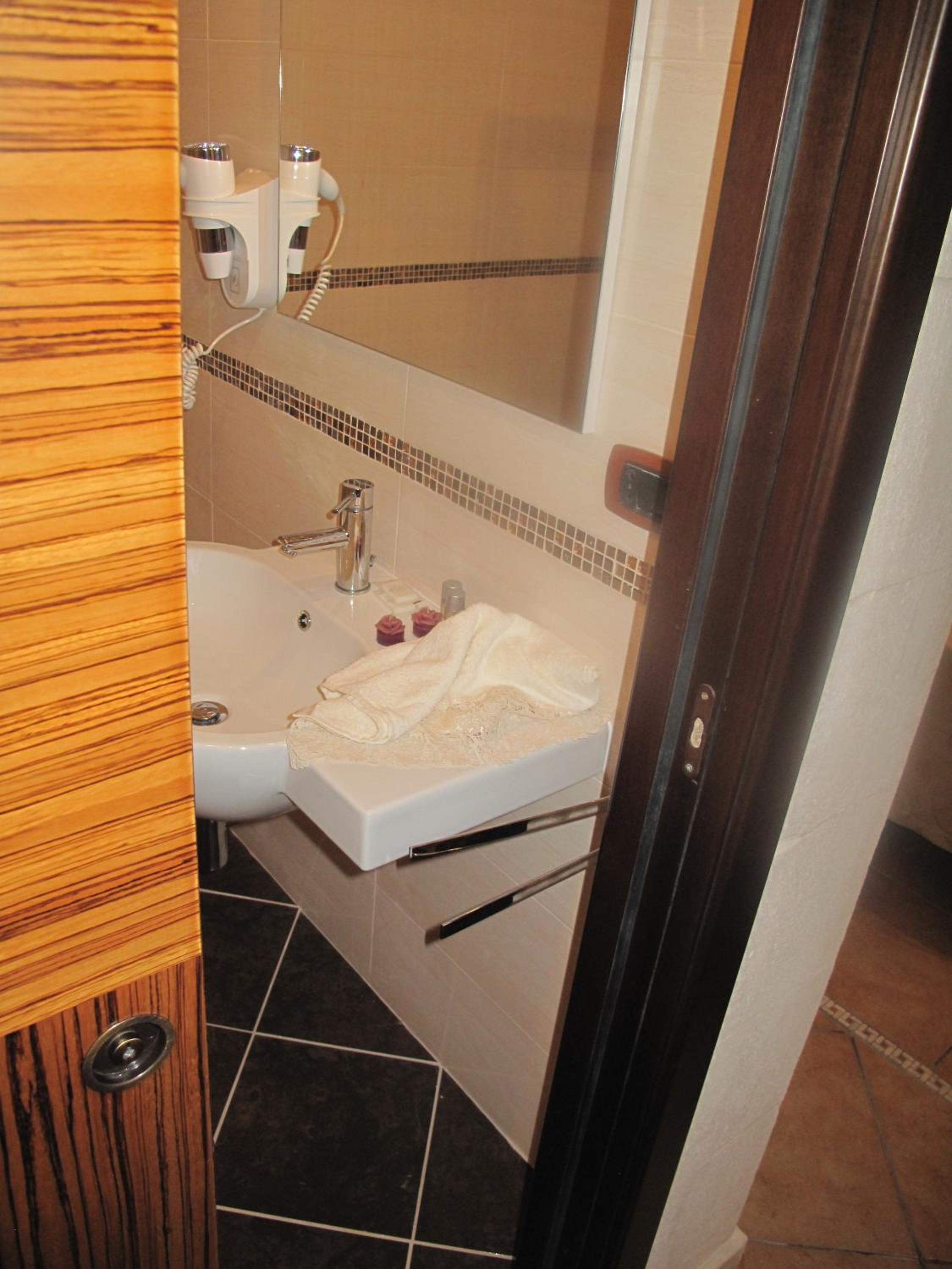 Deluxe Double or Twin Room - Photo 3
