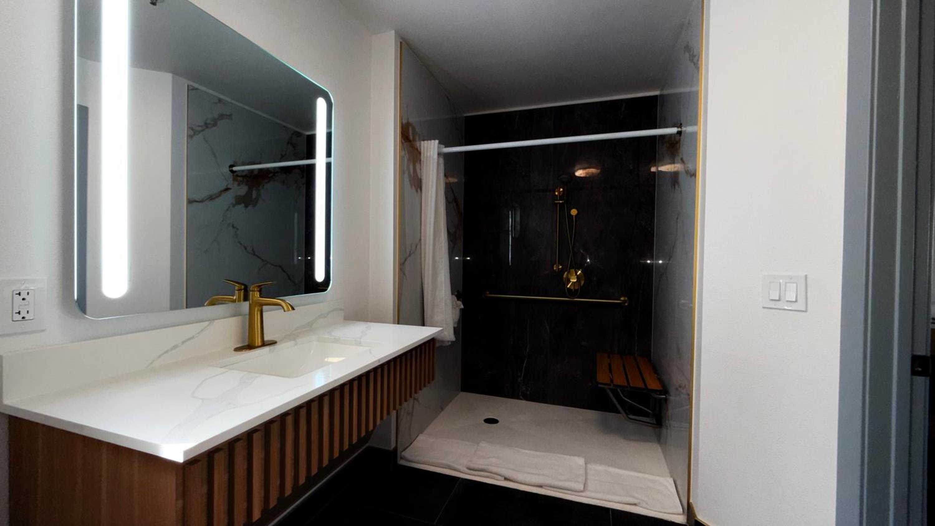 Superior Efficiency King Suite - Accessible/Non-Smoking - Photo 4