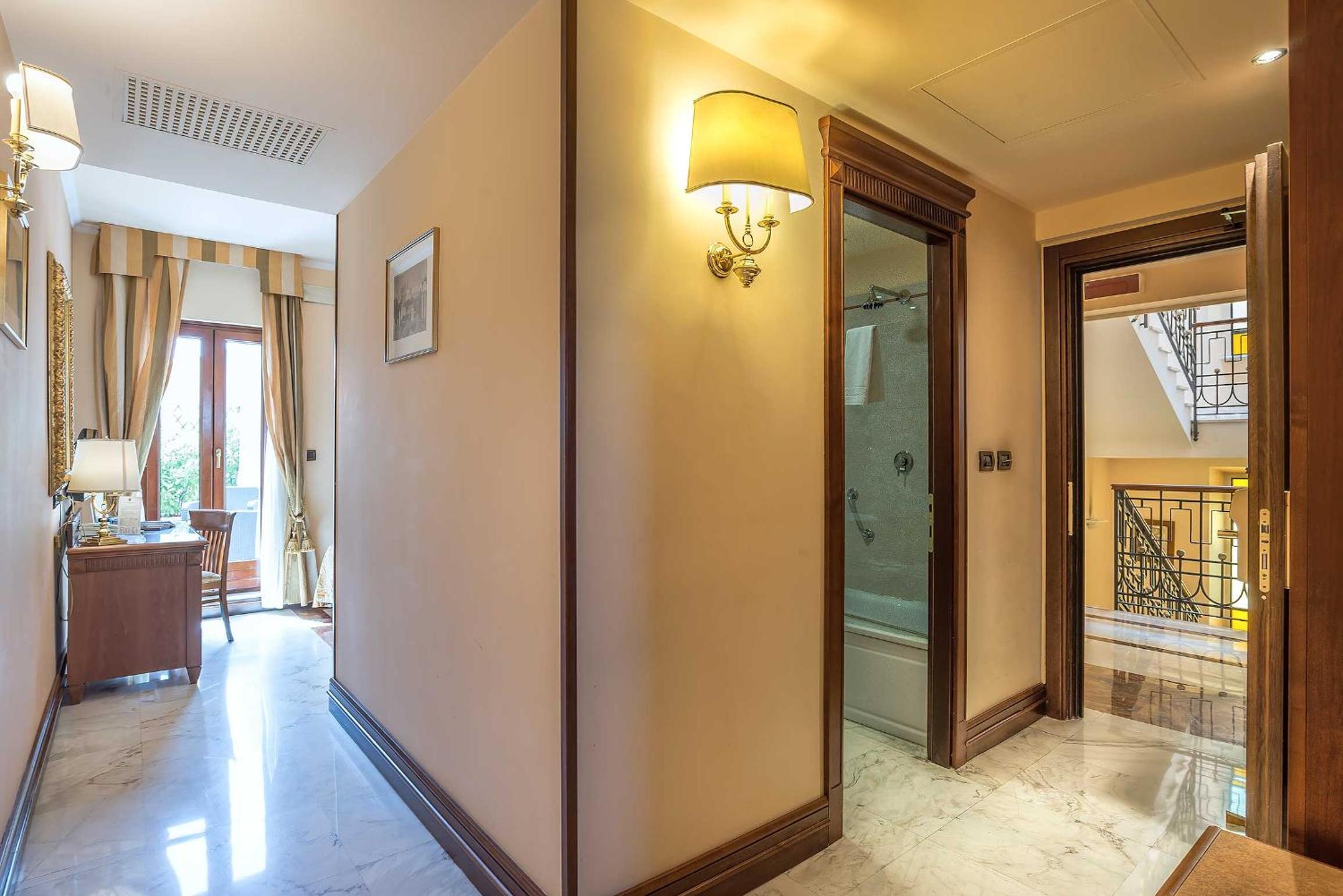 Junior Suite with Balcony thumbnail 6