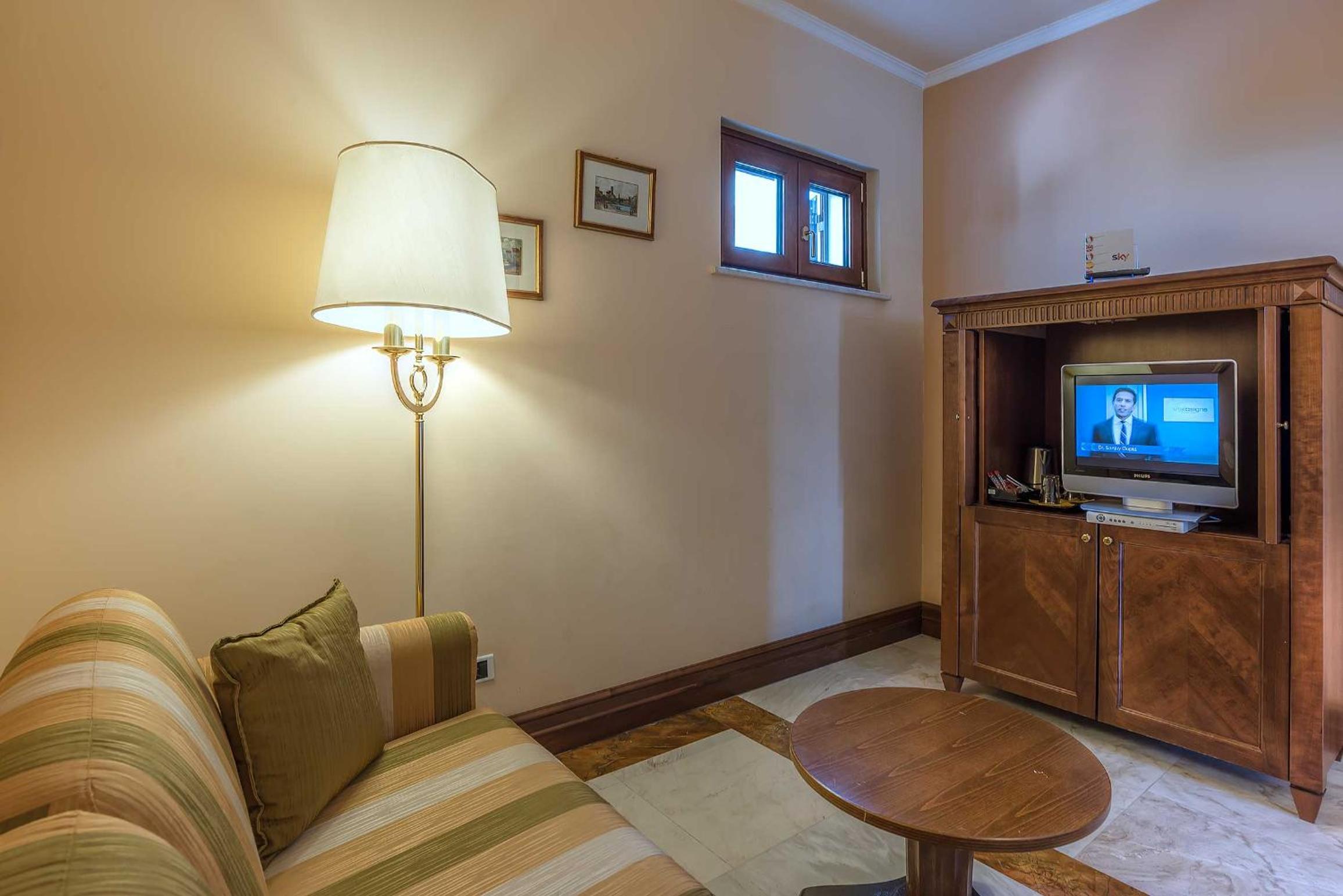 Junior Suite with Balcony thumbnail 5