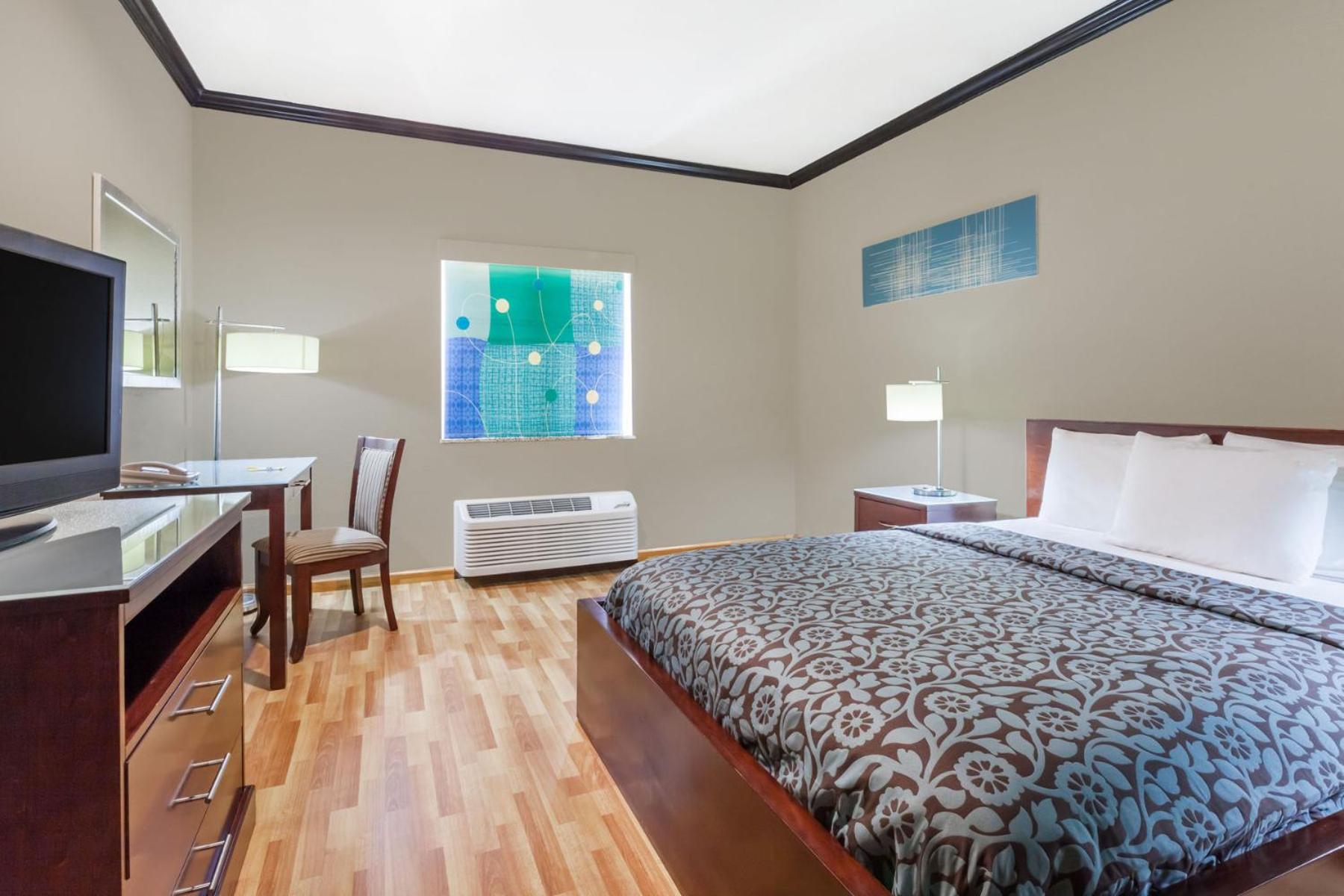 Queen Room with Bath Tub - Mobility Accessible/Non-Smoking photo 1