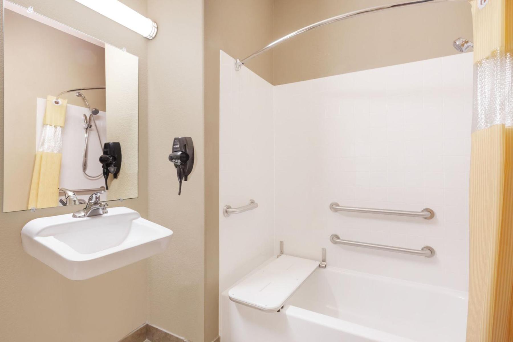 Queen Room with Bath Tub - Mobility Accessible/Non-Smoking photo 3