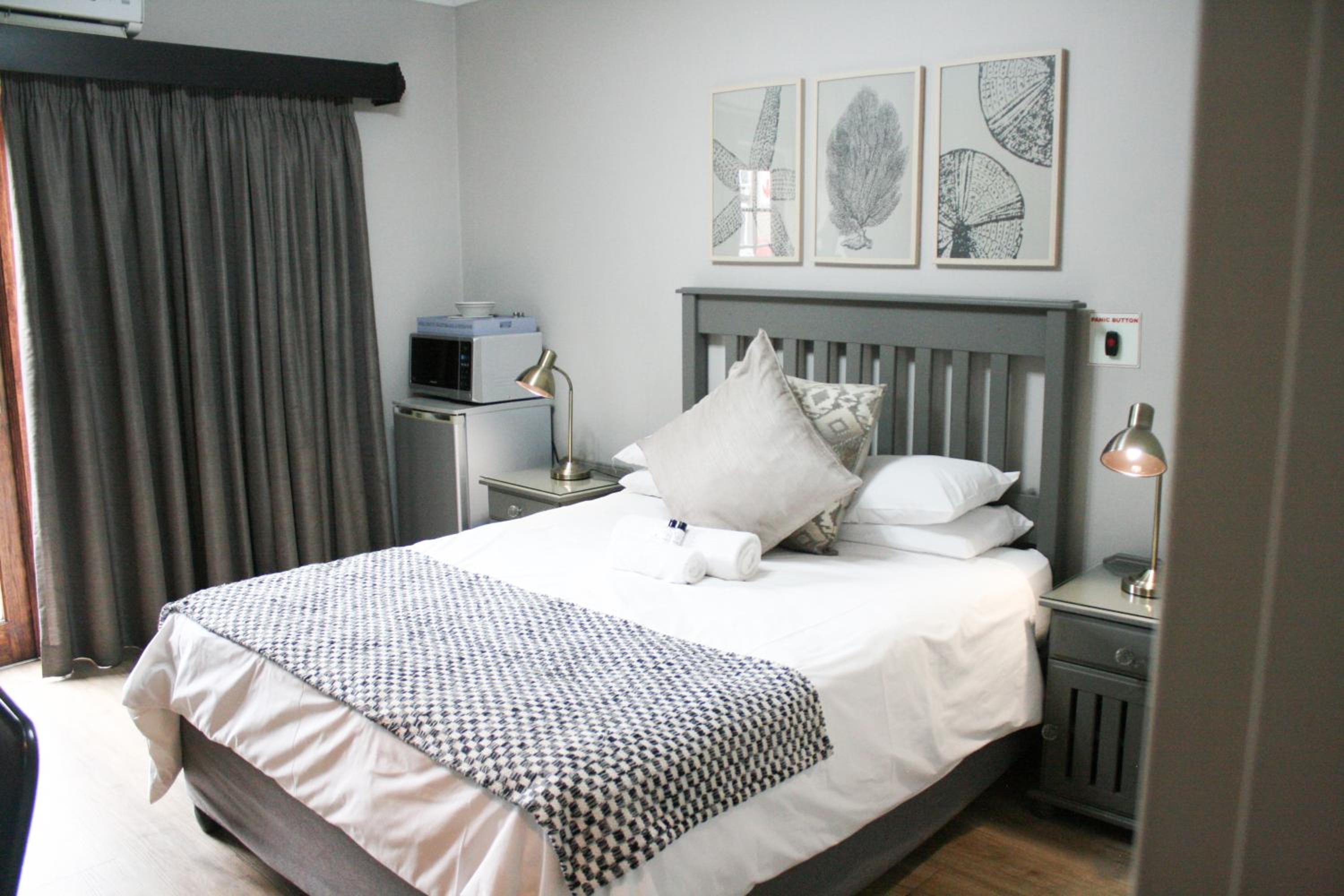 Standard Queen Room photo 2