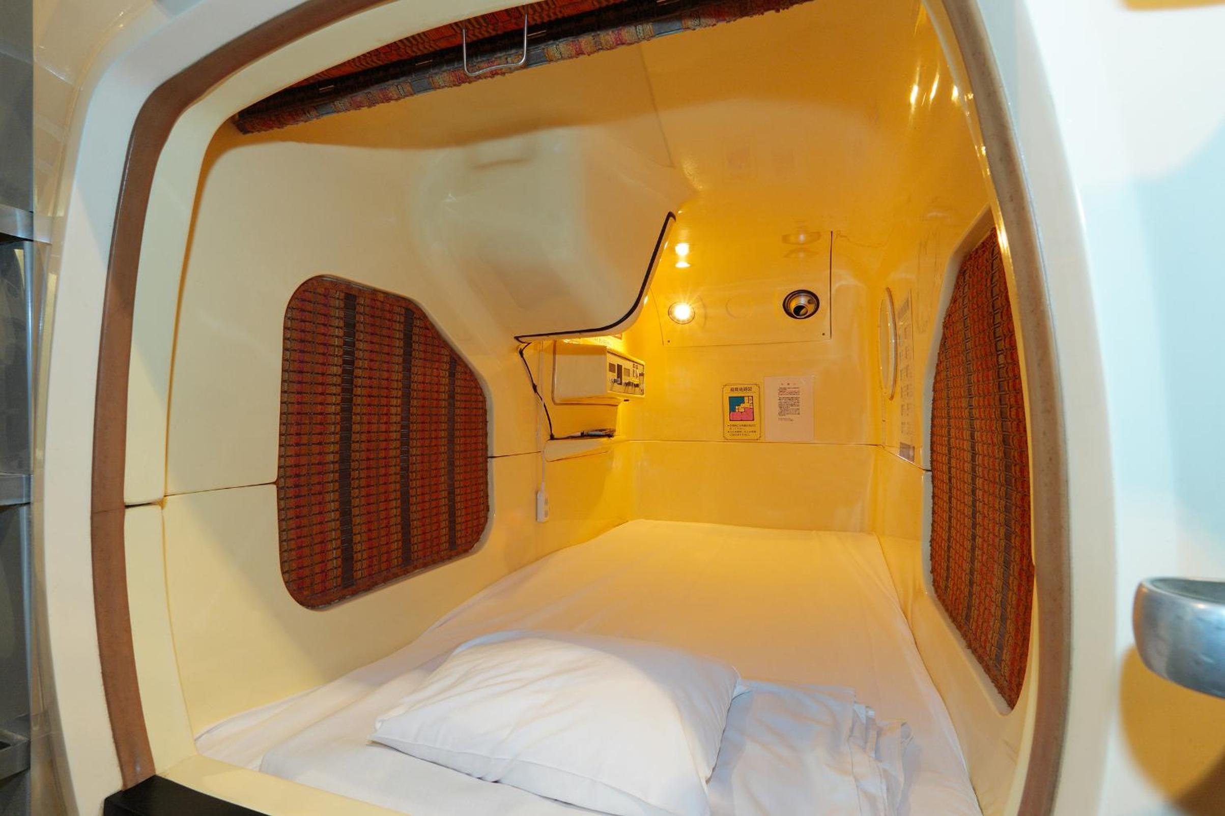 Capsule Room for Male with Socket - Upper Level  photo 2