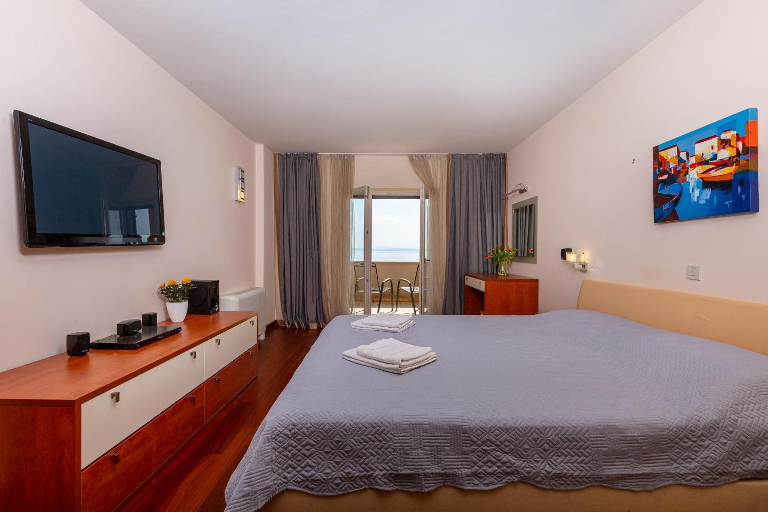 Three-Bedroom Apartment with Sea View photo 2