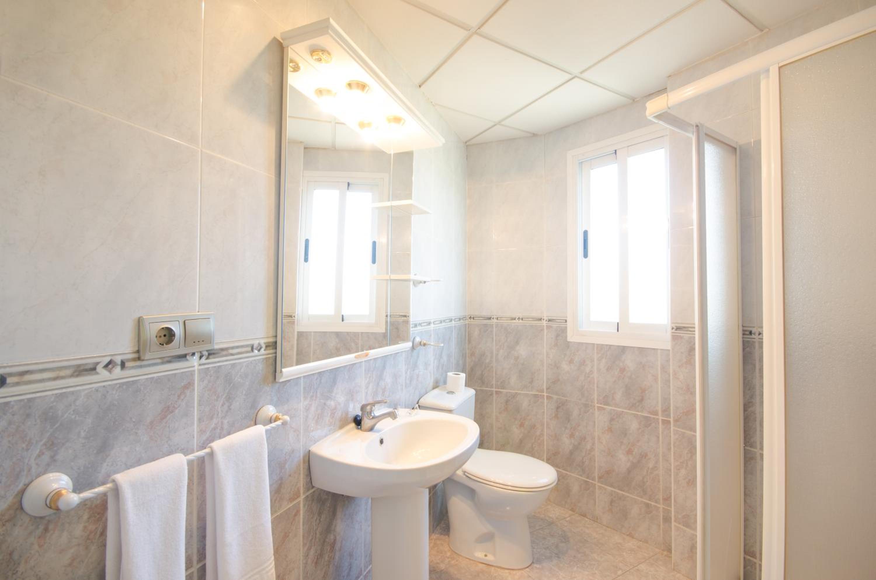 Twin Room - Photo 19