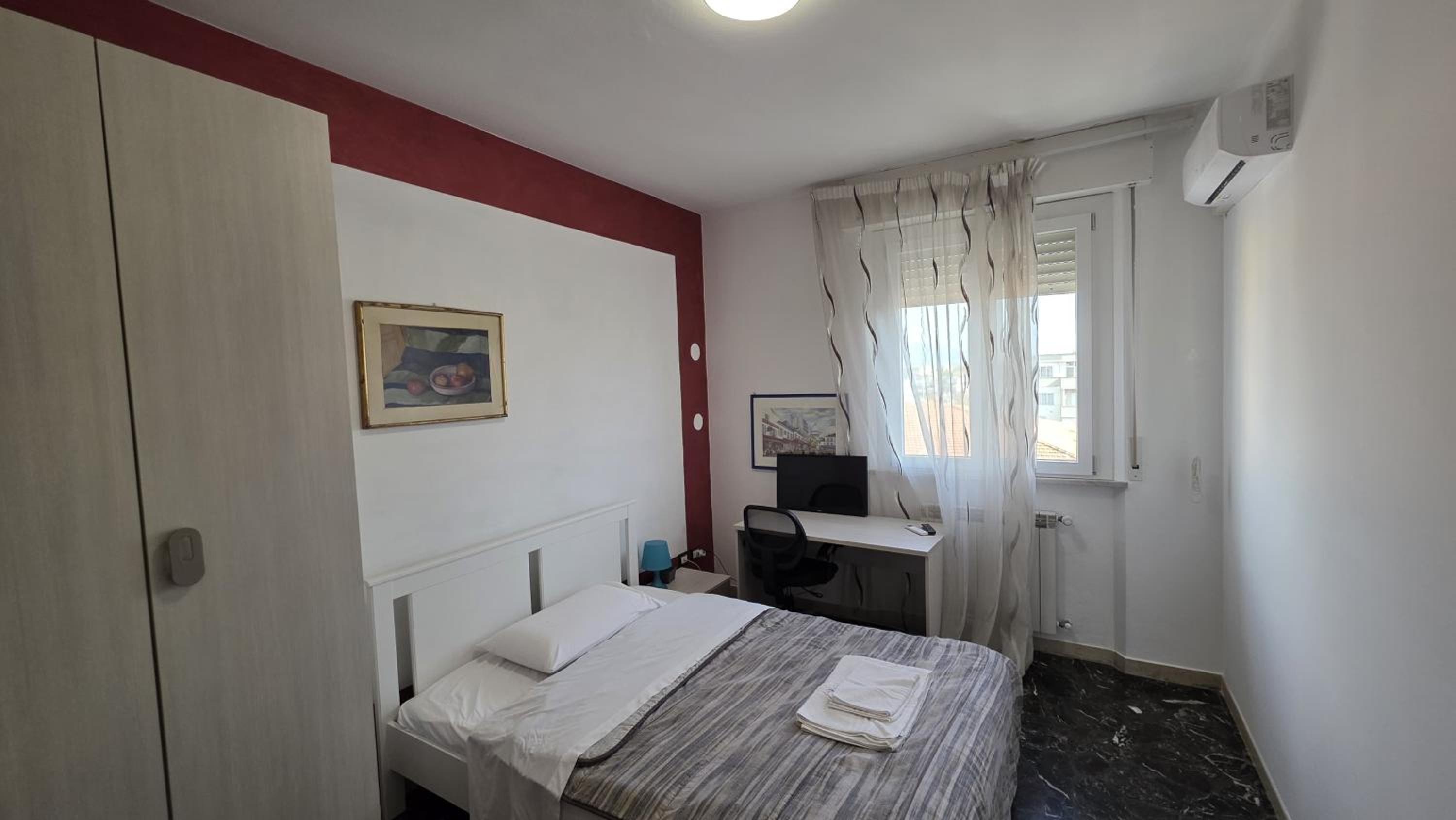 Single Room with Shared Bathroom photo 2