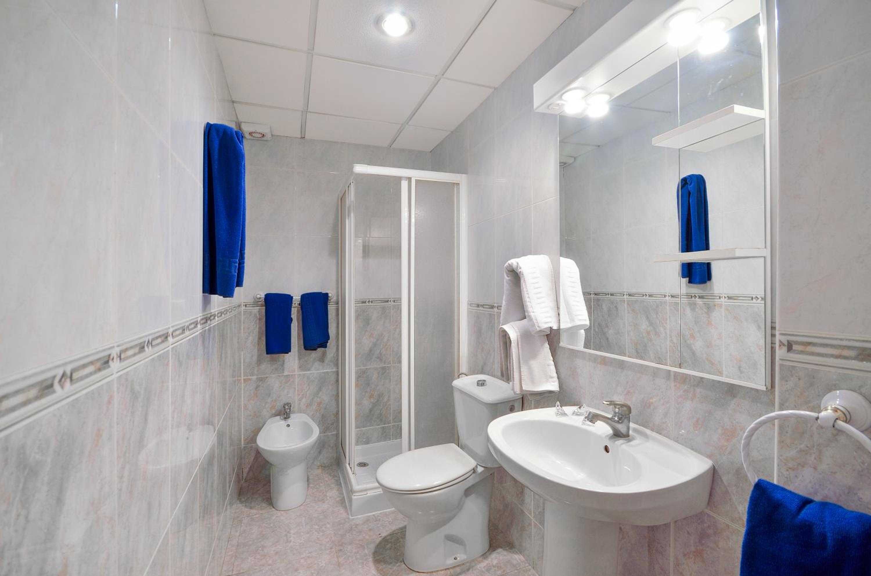Twin Room - Photo 16