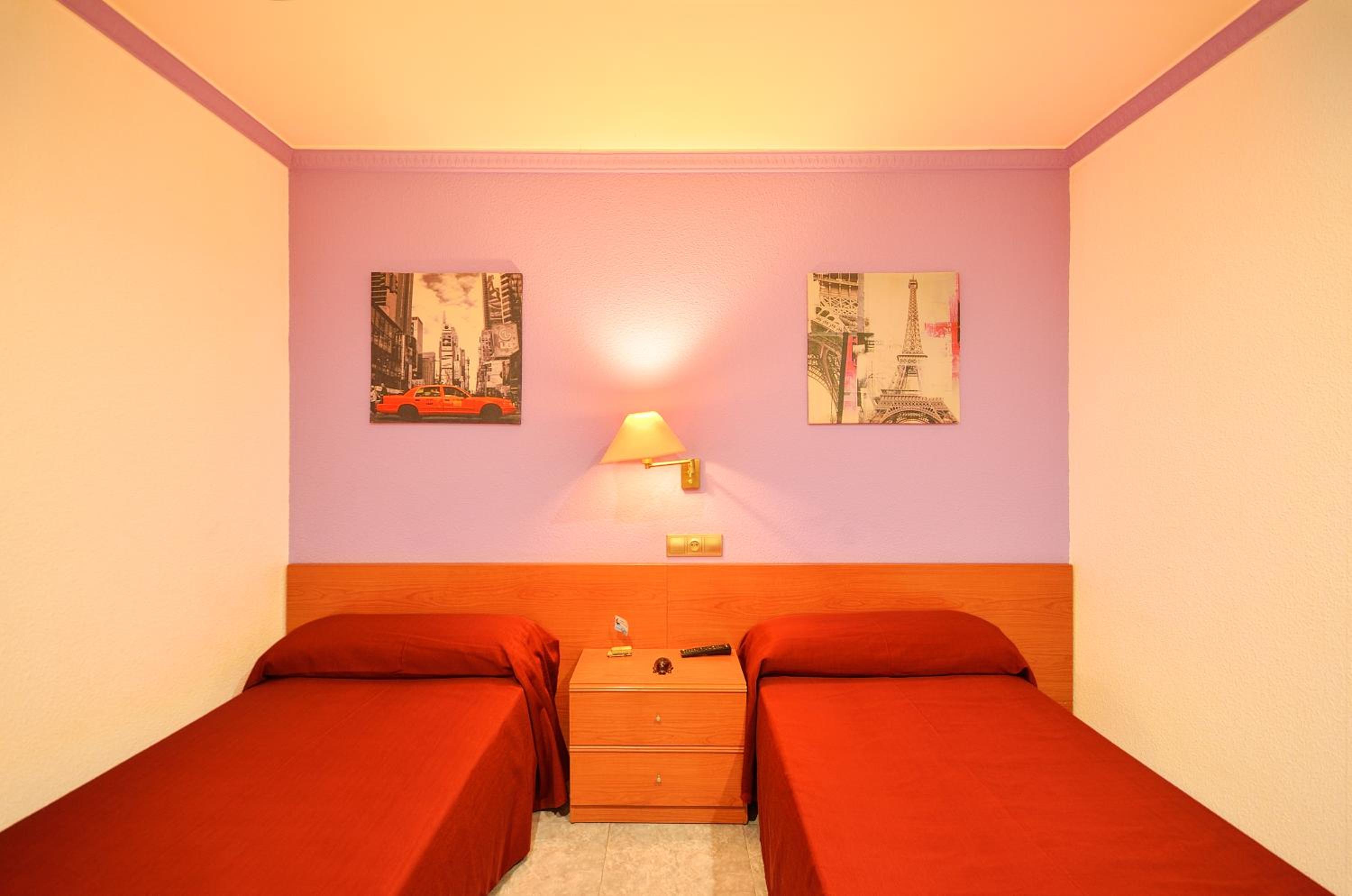 Economy Twin Room without Windows - Photo 7