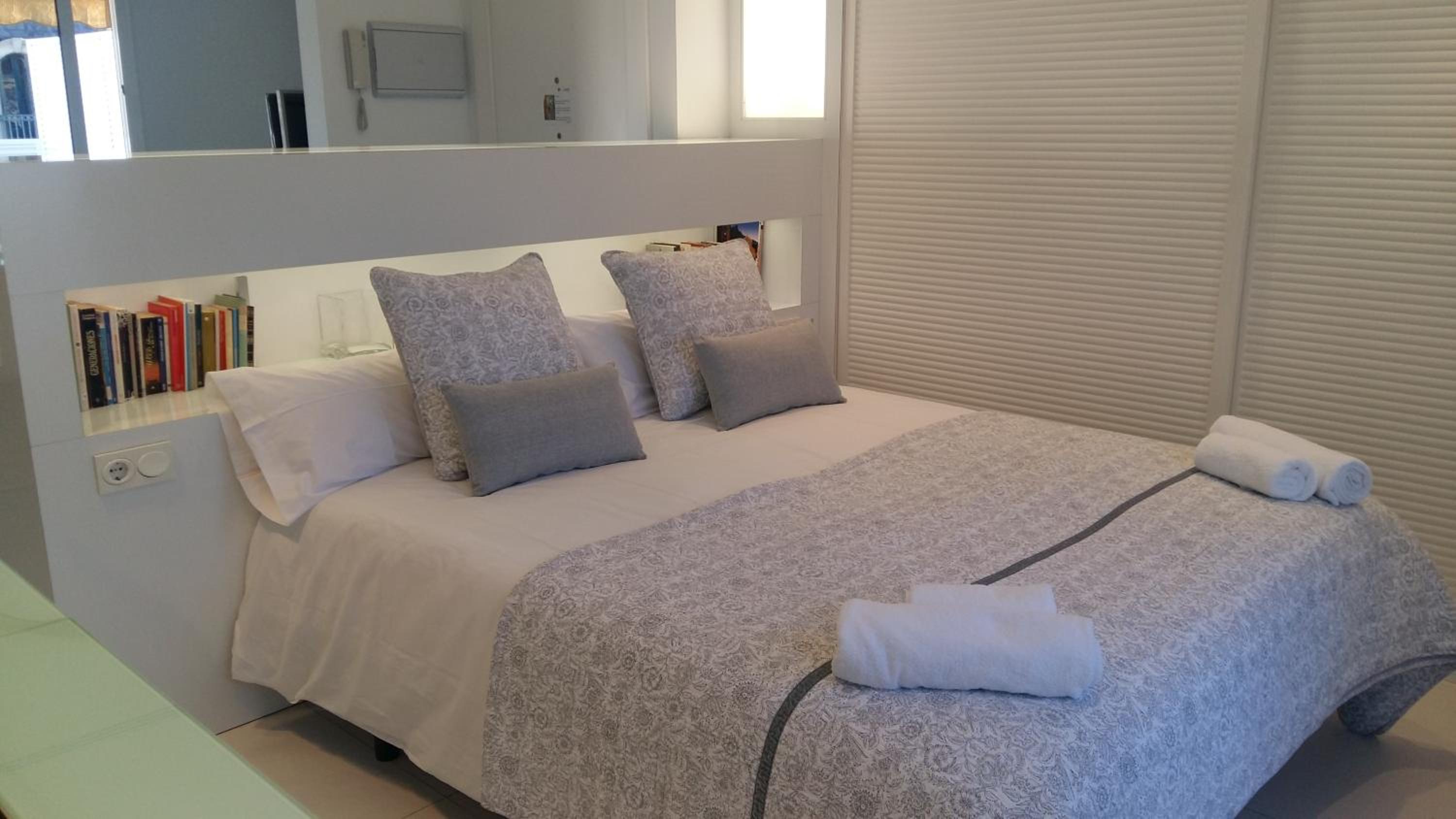 One-Bedroom Apartment with Terrace - Carrer de la Diputació photo 3