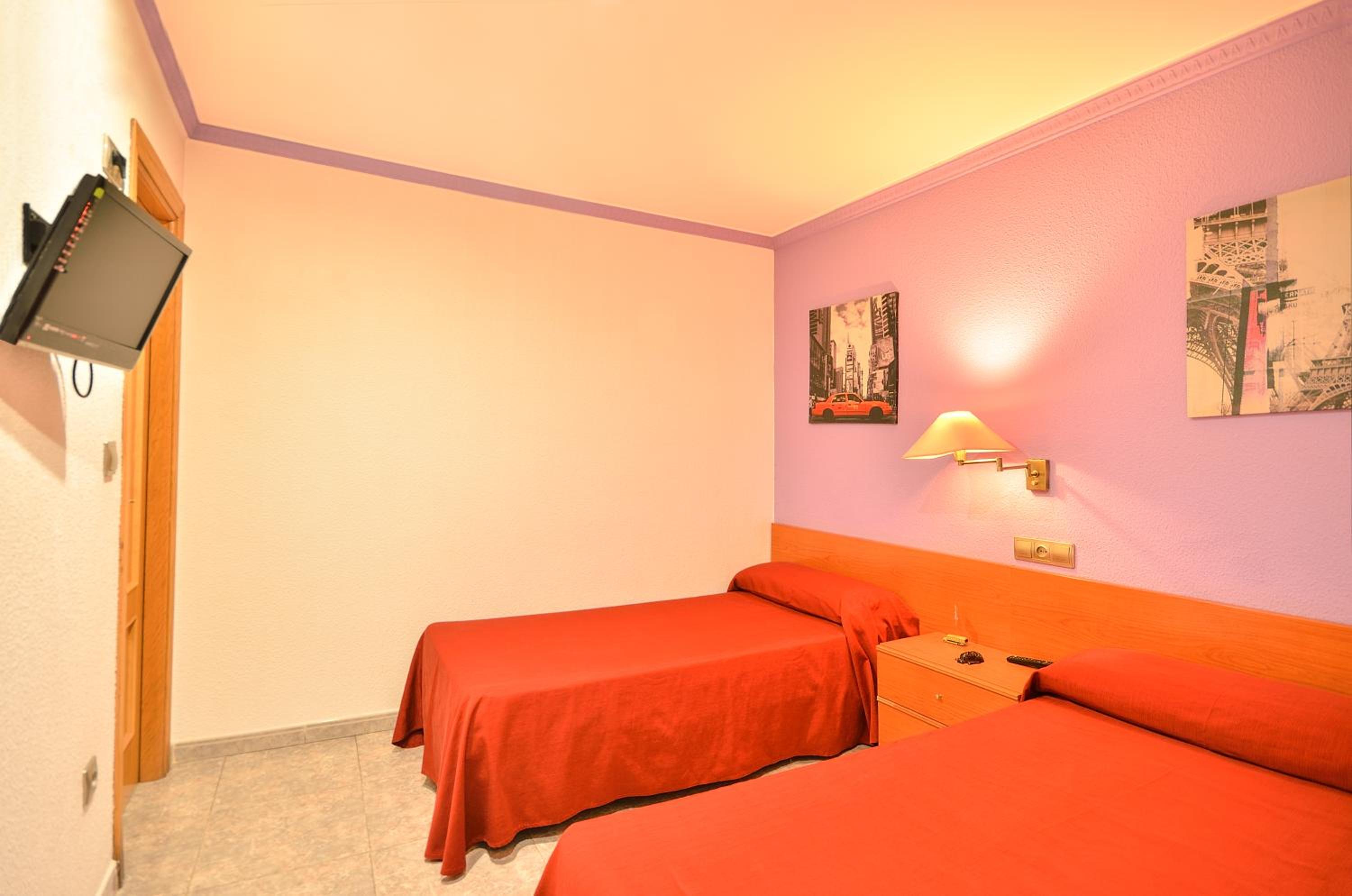 Twin Room - Photo 13