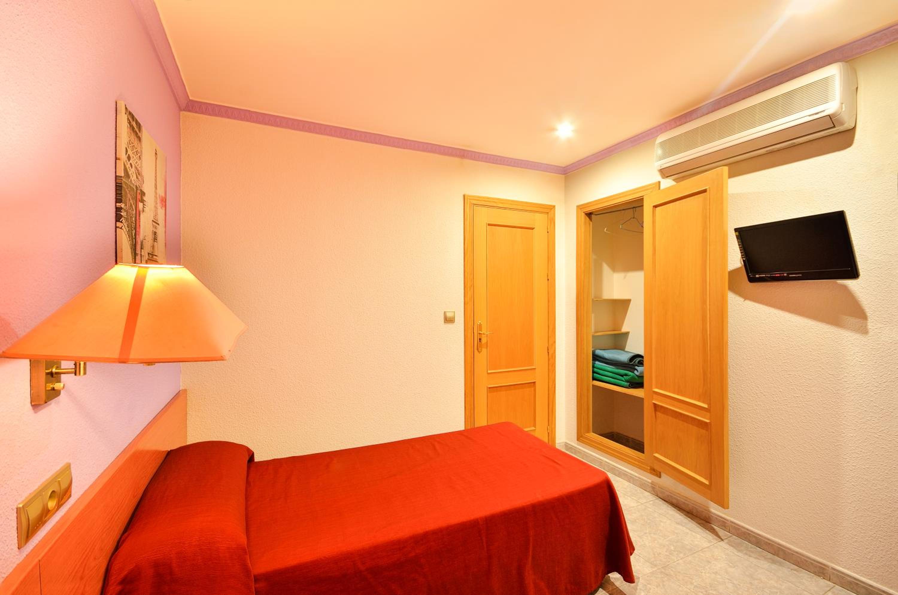Twin Room - Photo 12