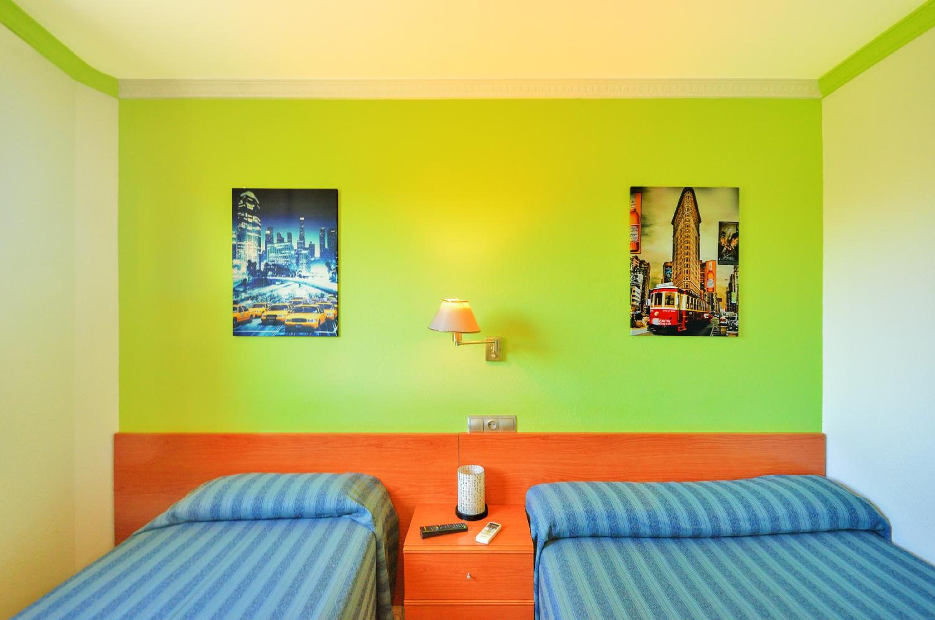 Twin Room - Photo 11