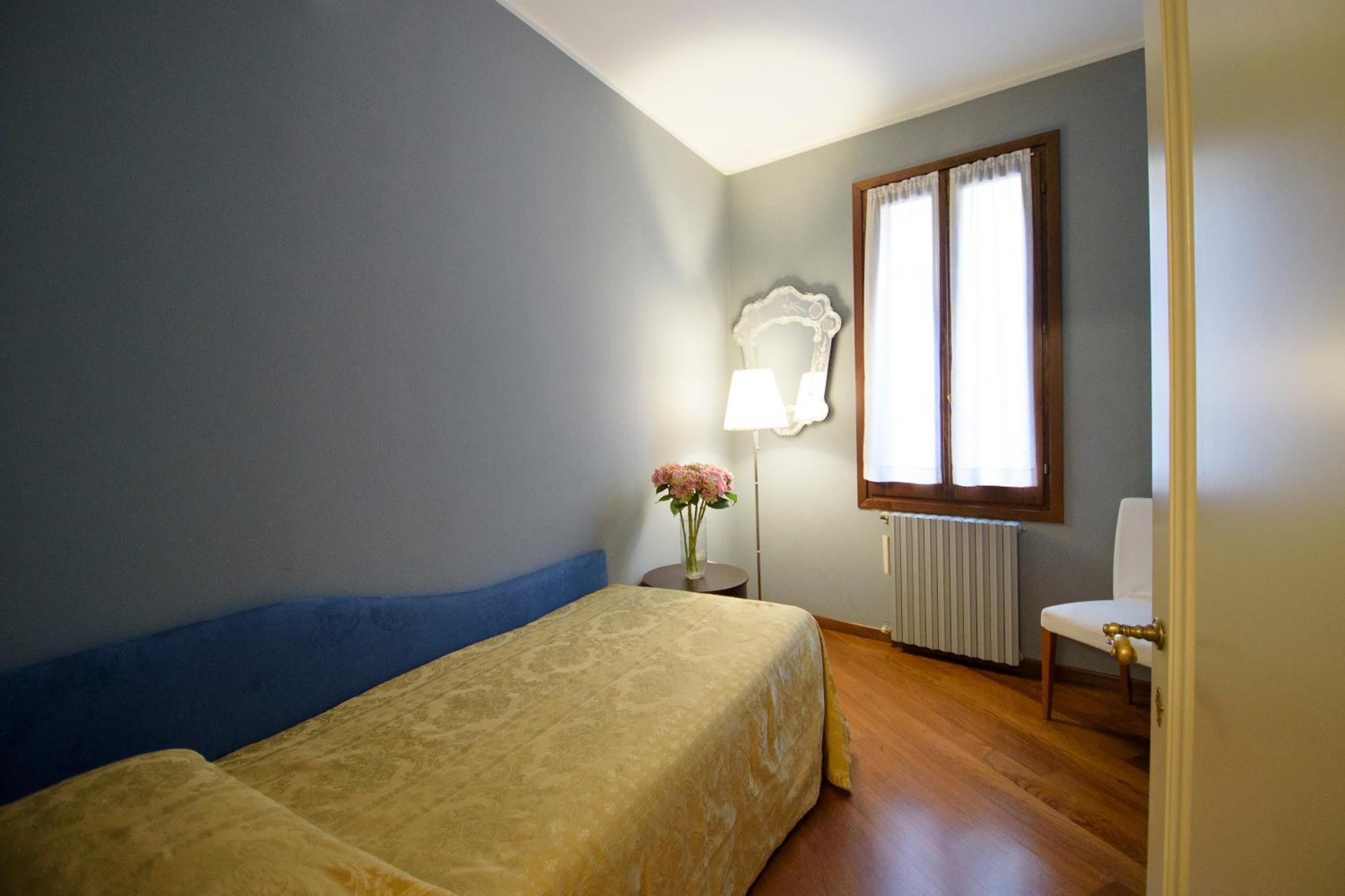 Two-Bedroom Apartment with Canal View - Fondamenta Tetta photo 3